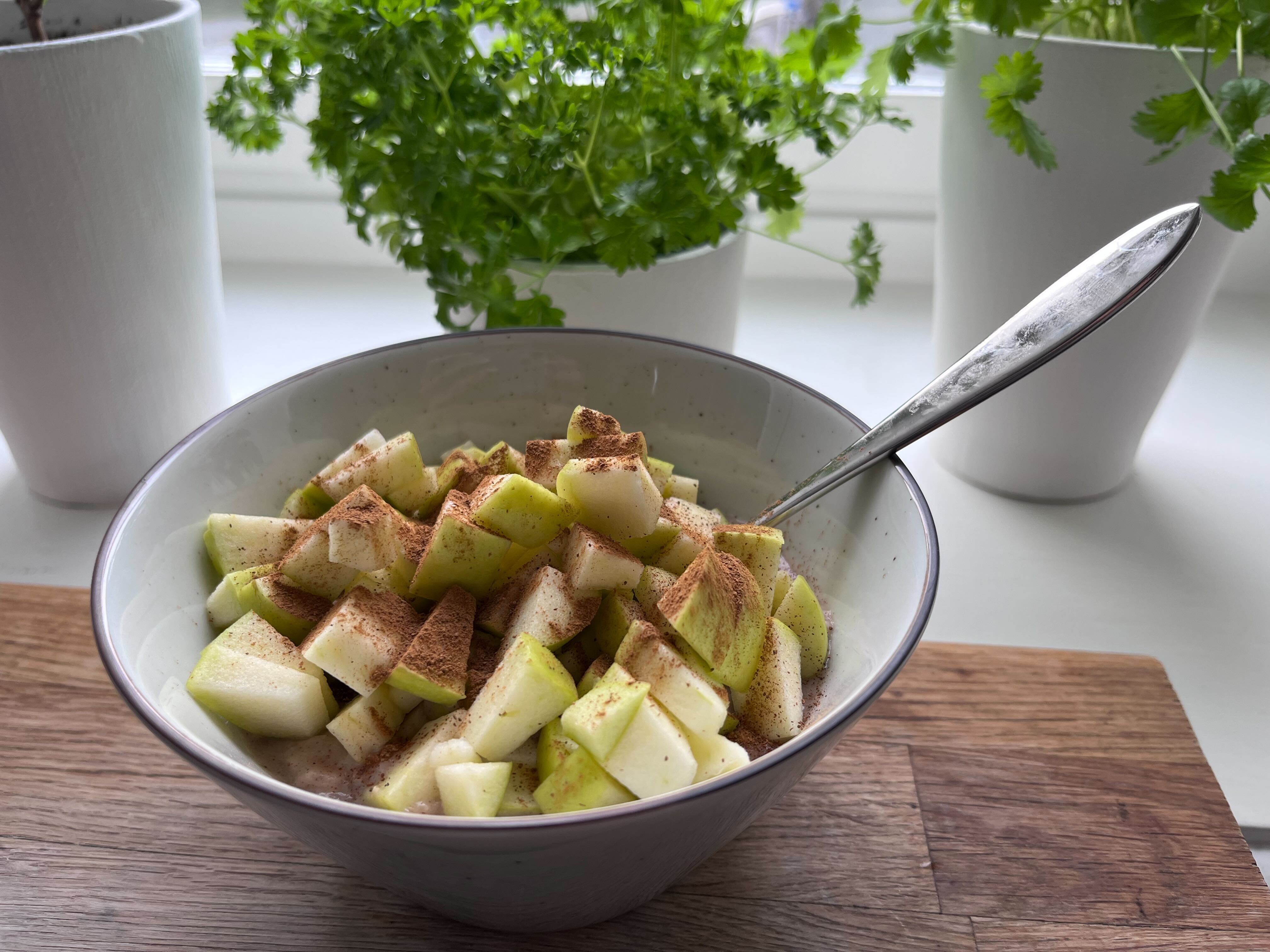 Foto: Rebecca Johansson gröt med äpple i en skål på ett träbord