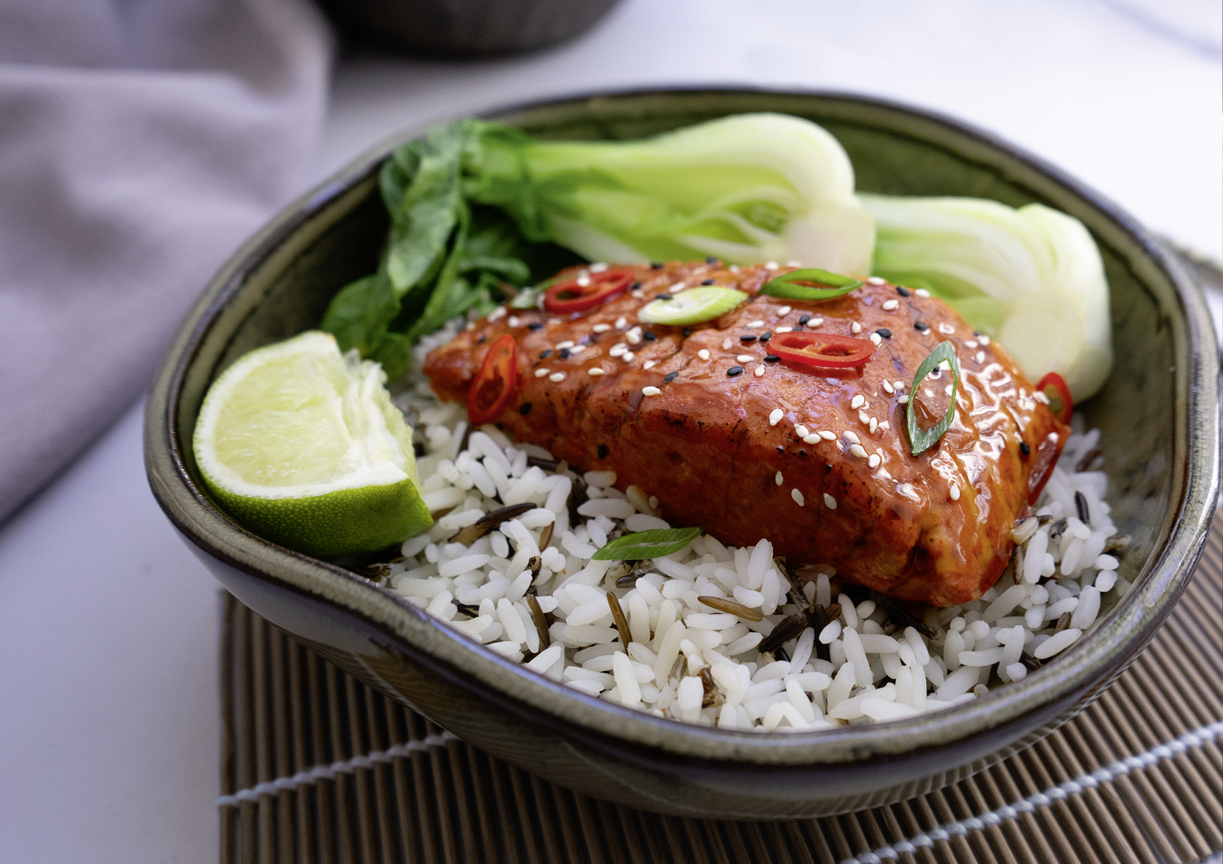 Produktfoto: Revo Foods Vegansk 3D printad lxfilé på en tallrik med ris