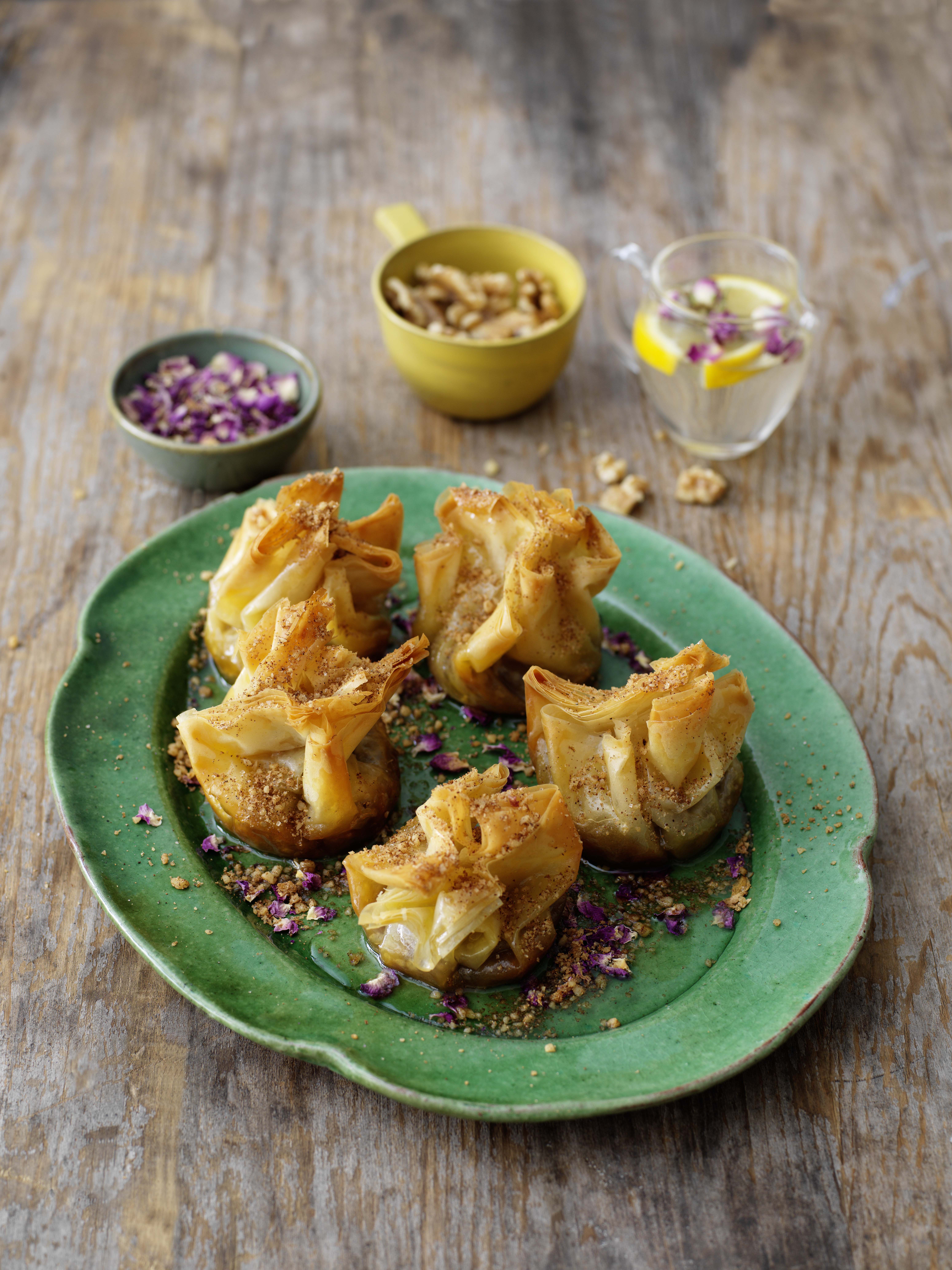 Laven Mokri - I Mitt Kurdiska Kök Baklava på ett fat på ett träbord