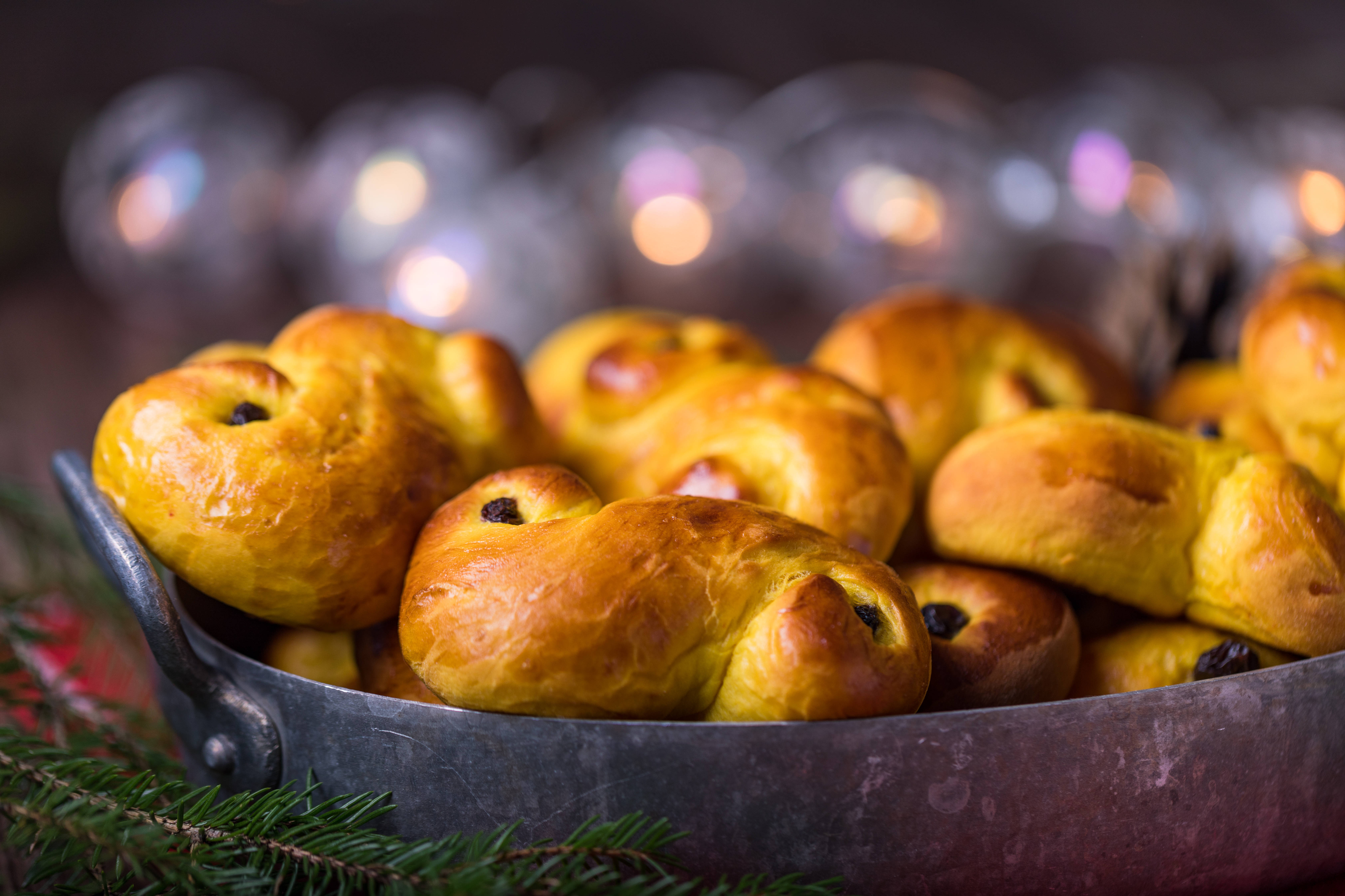 Foto: Angela Kotsell/Shutterstock En bricka med lussebullar