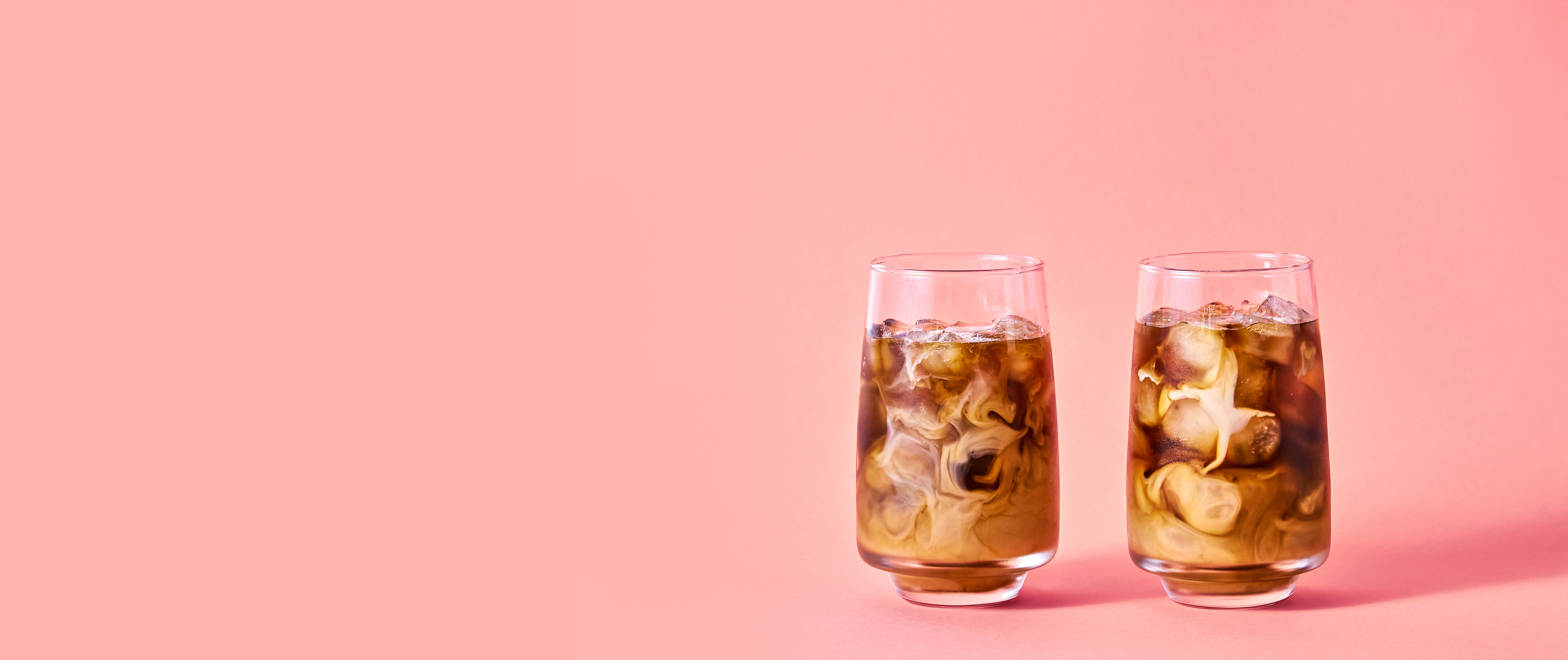 Foto: Svetlana_Belozerova/Shutterstock Iskaffe med växtdryck mot en ljusrosa bakgrund