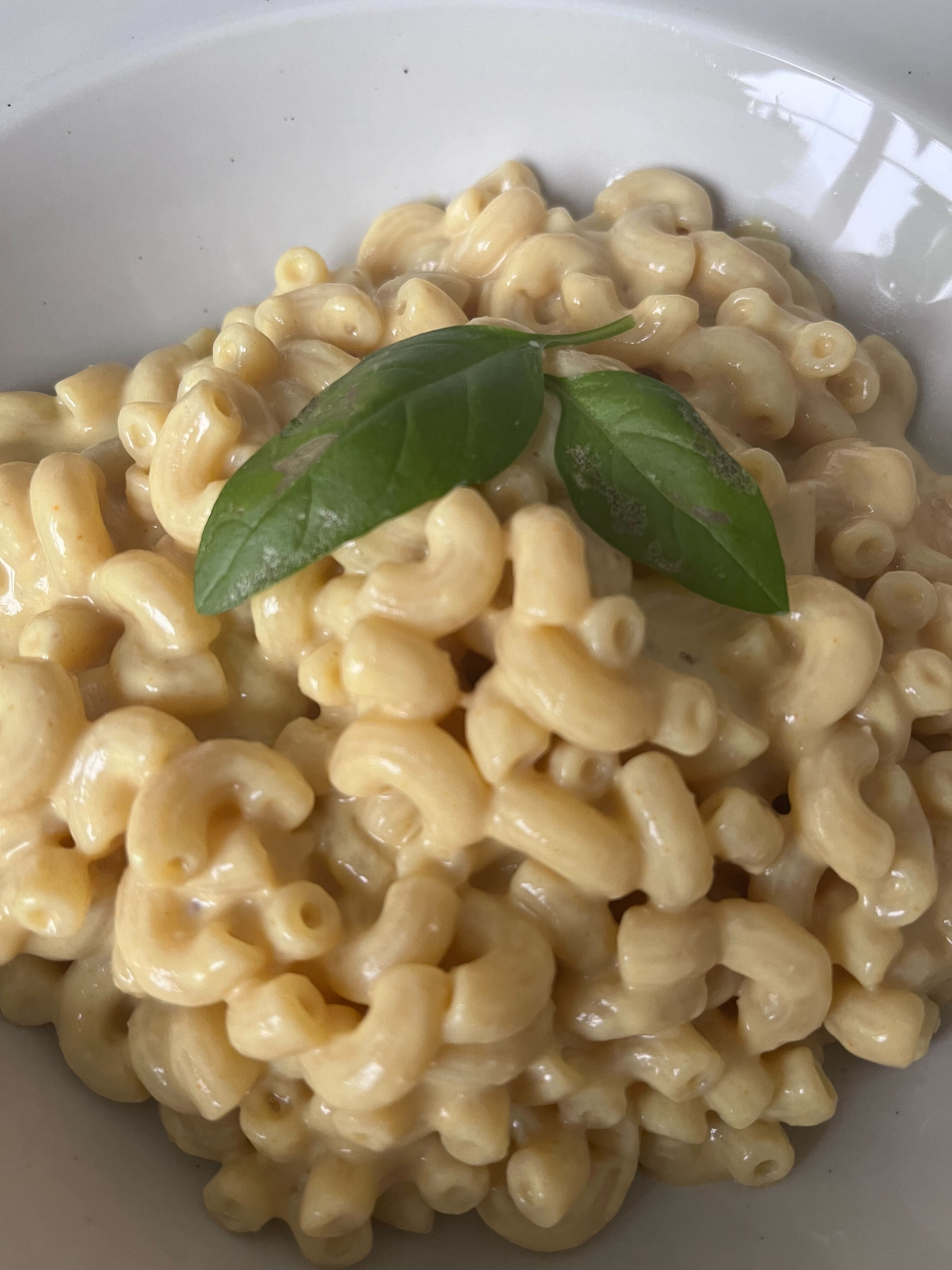 Pasta i en vit tallrik