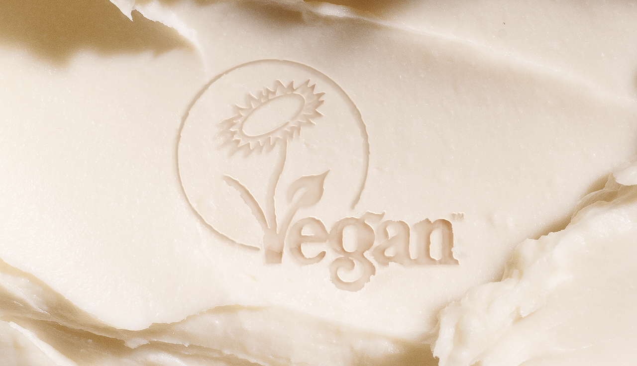Produktfoto: The Body Shop Vegan Society loggan i en hudkräm