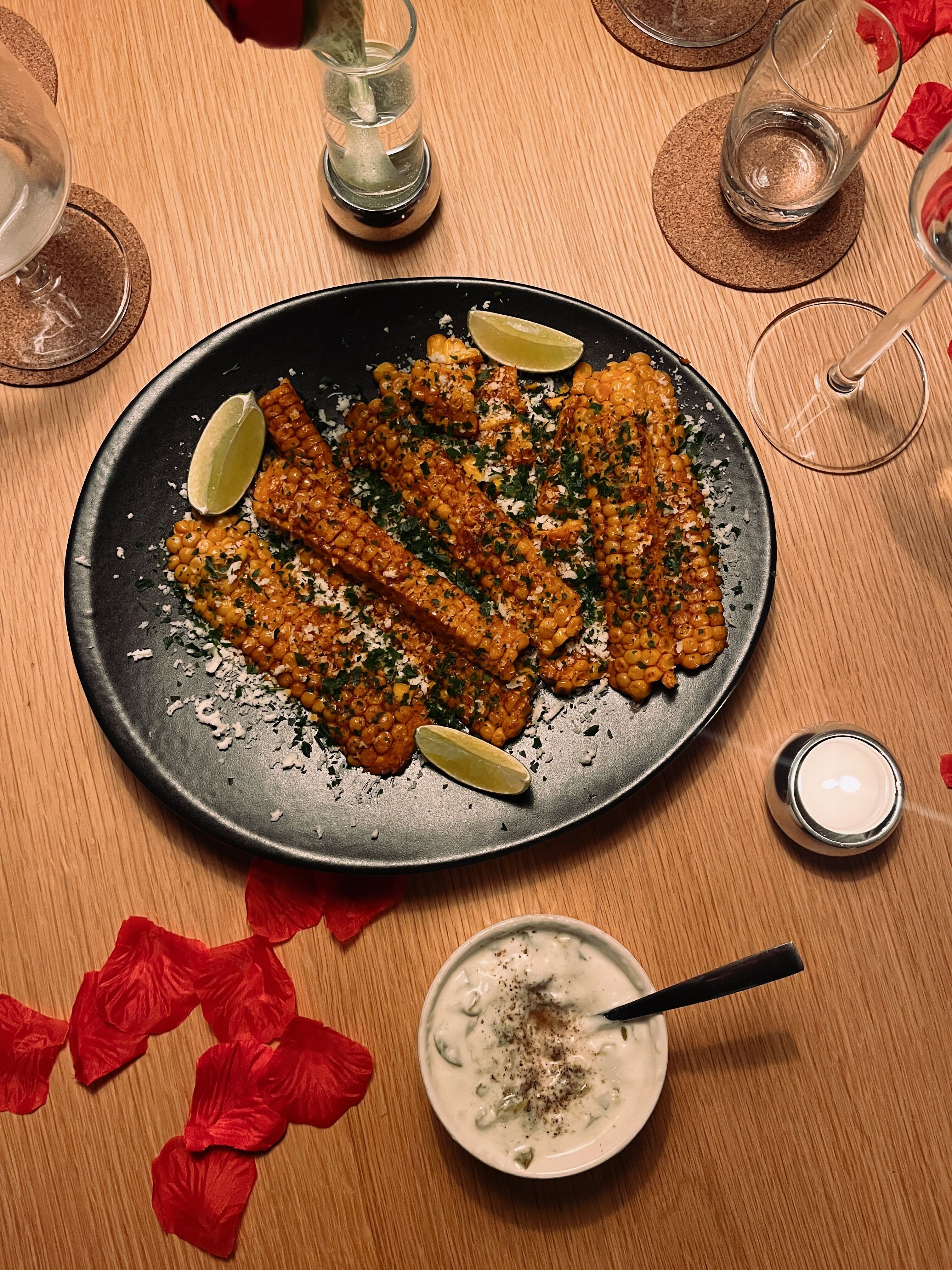 Foto: Mathilda Gälsing veganska corn ribs på ett fat med en skål majonnäs bredvid