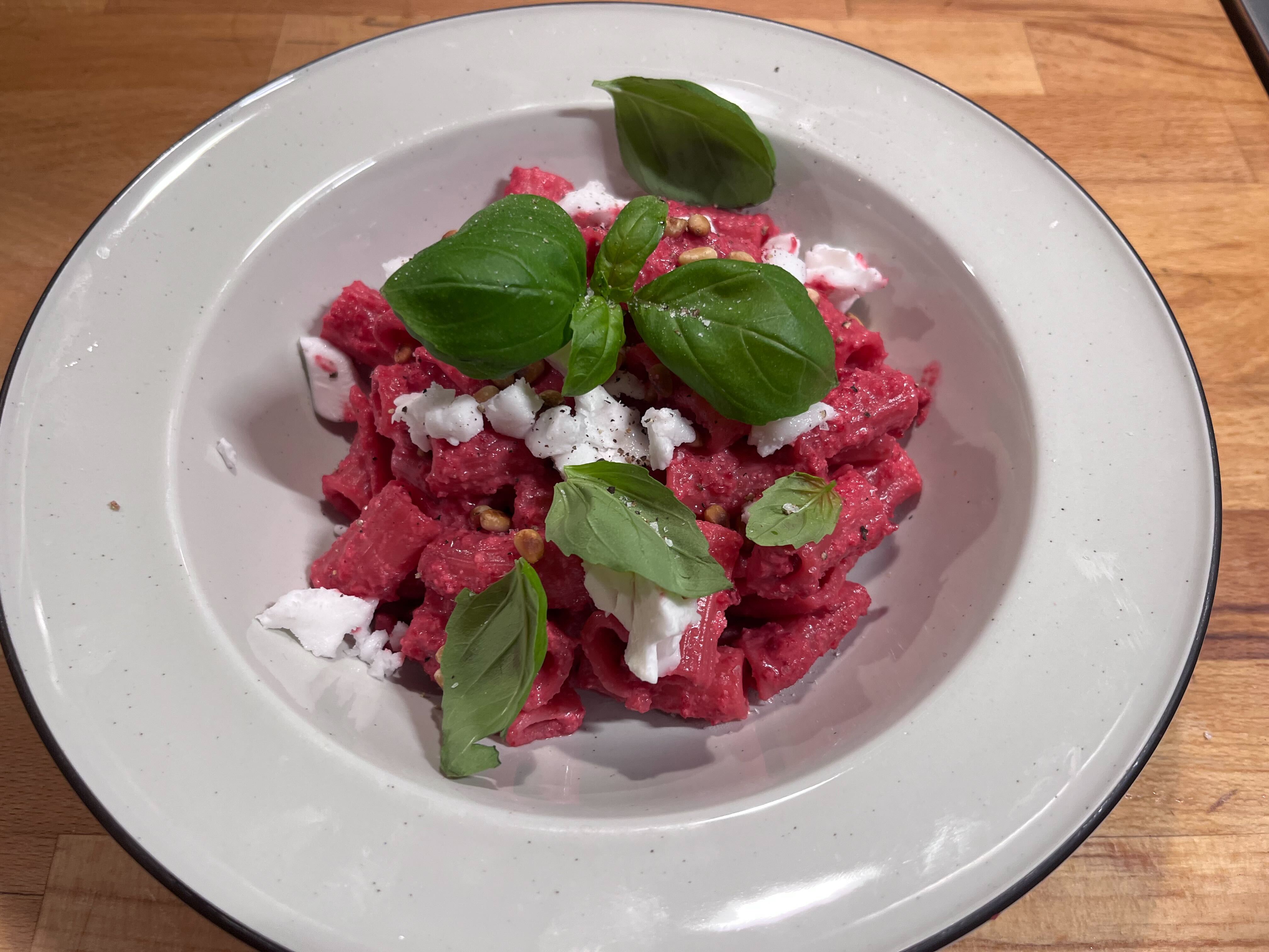 Foto: Rebecca Johansson En djuptallrik med rödbetspasta, dekorerad med vegansk feta, pinjenötter och basilika
