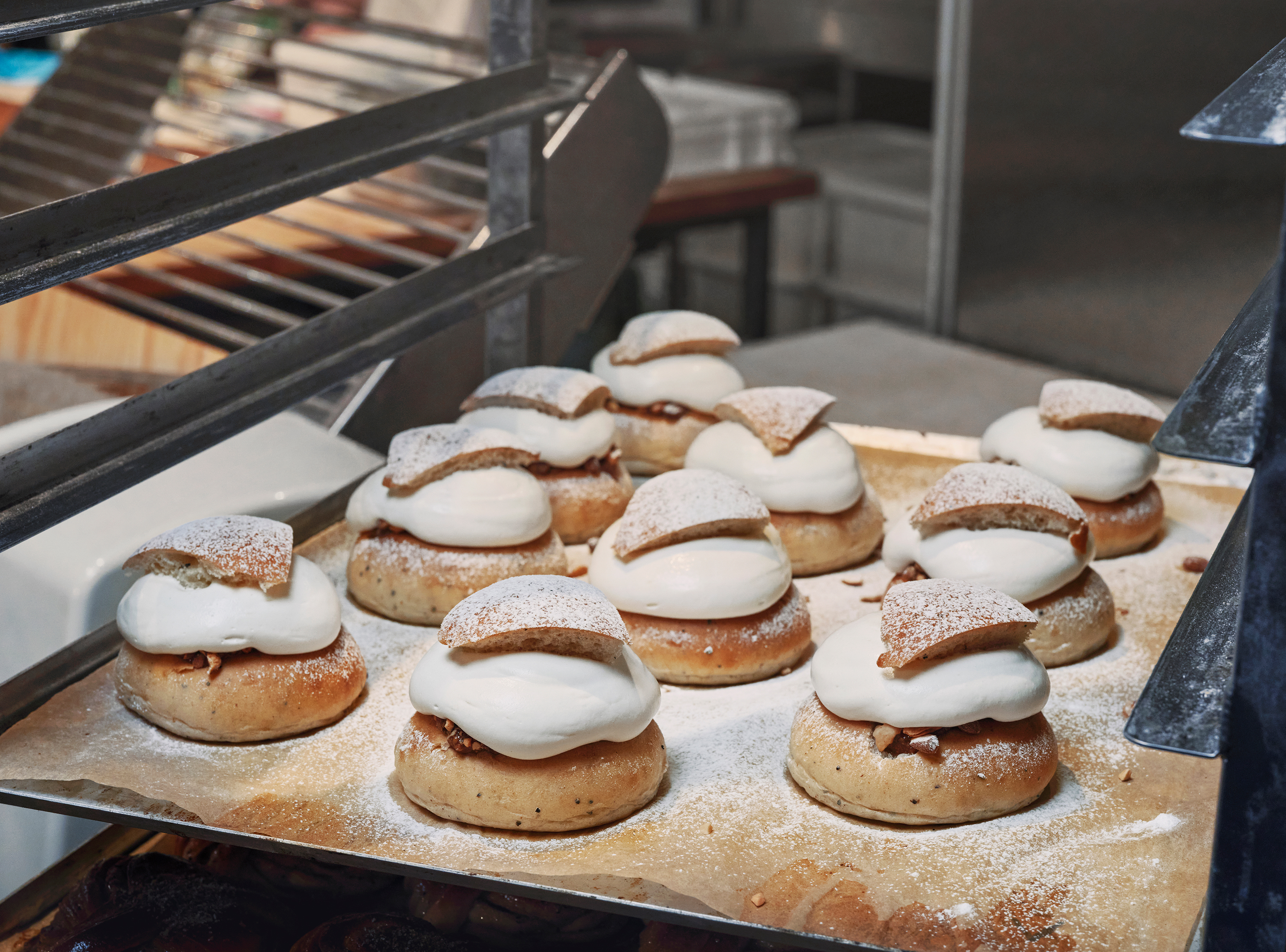 Produktfoto: Oatly Semlor på en plåt i ett bageri