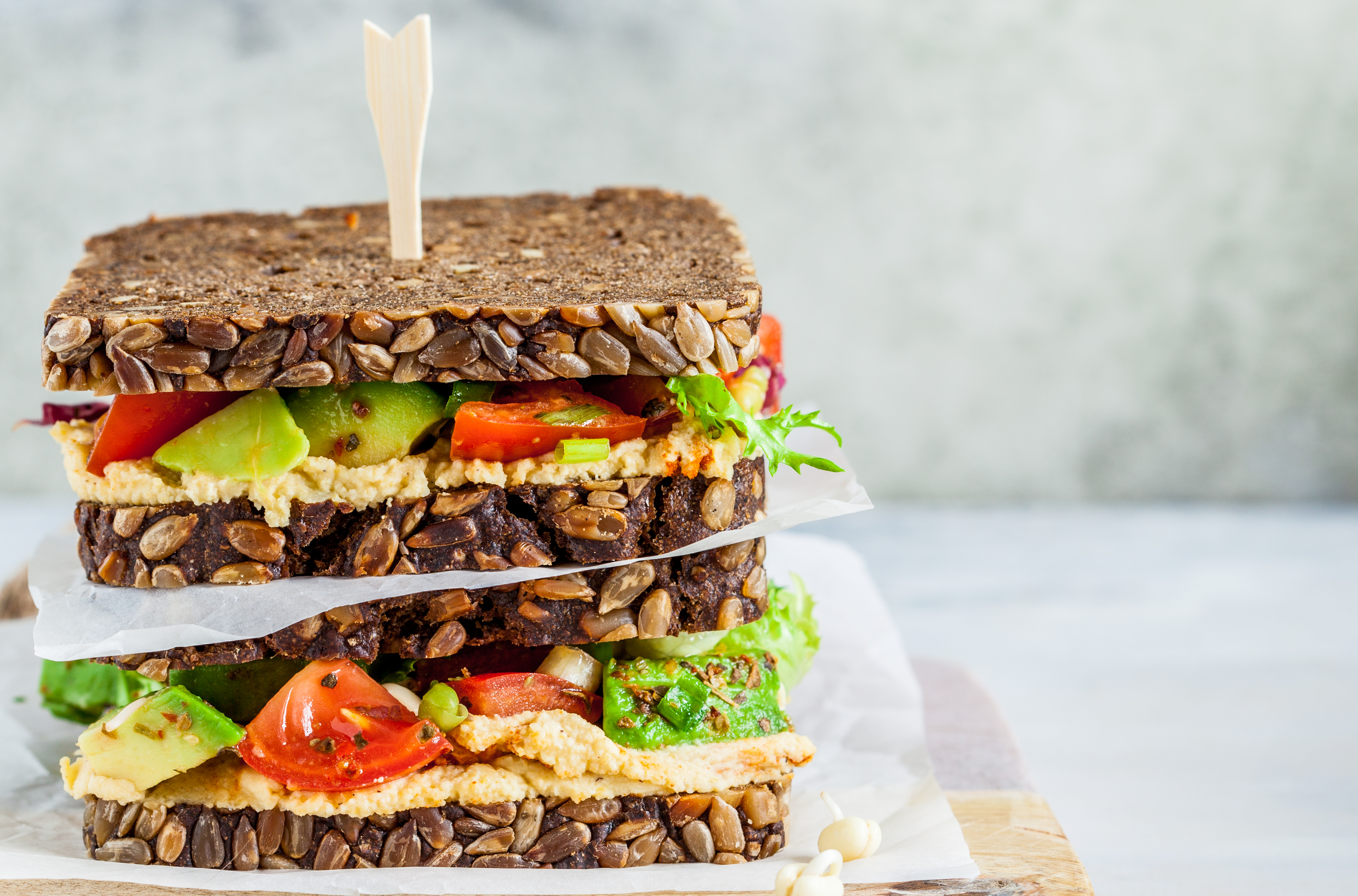Foto: Nina Firsova/Shutterstock Veganska mackor med hummus, tomat, avokado och sallad på fullkornsbröd.