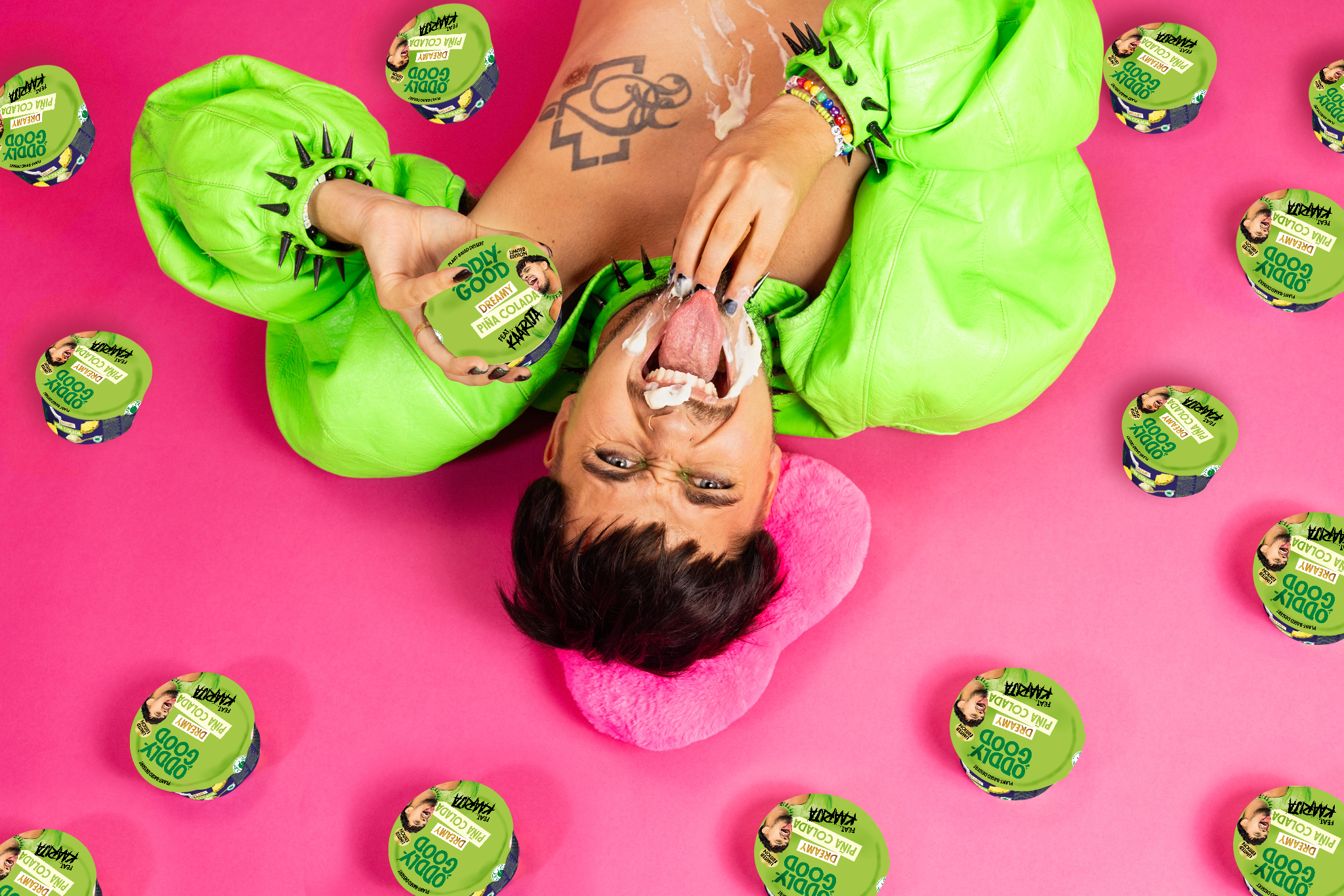 Produktfoto: Oddlygood En man i gröna kläder ligger på en rosa bakgrund
