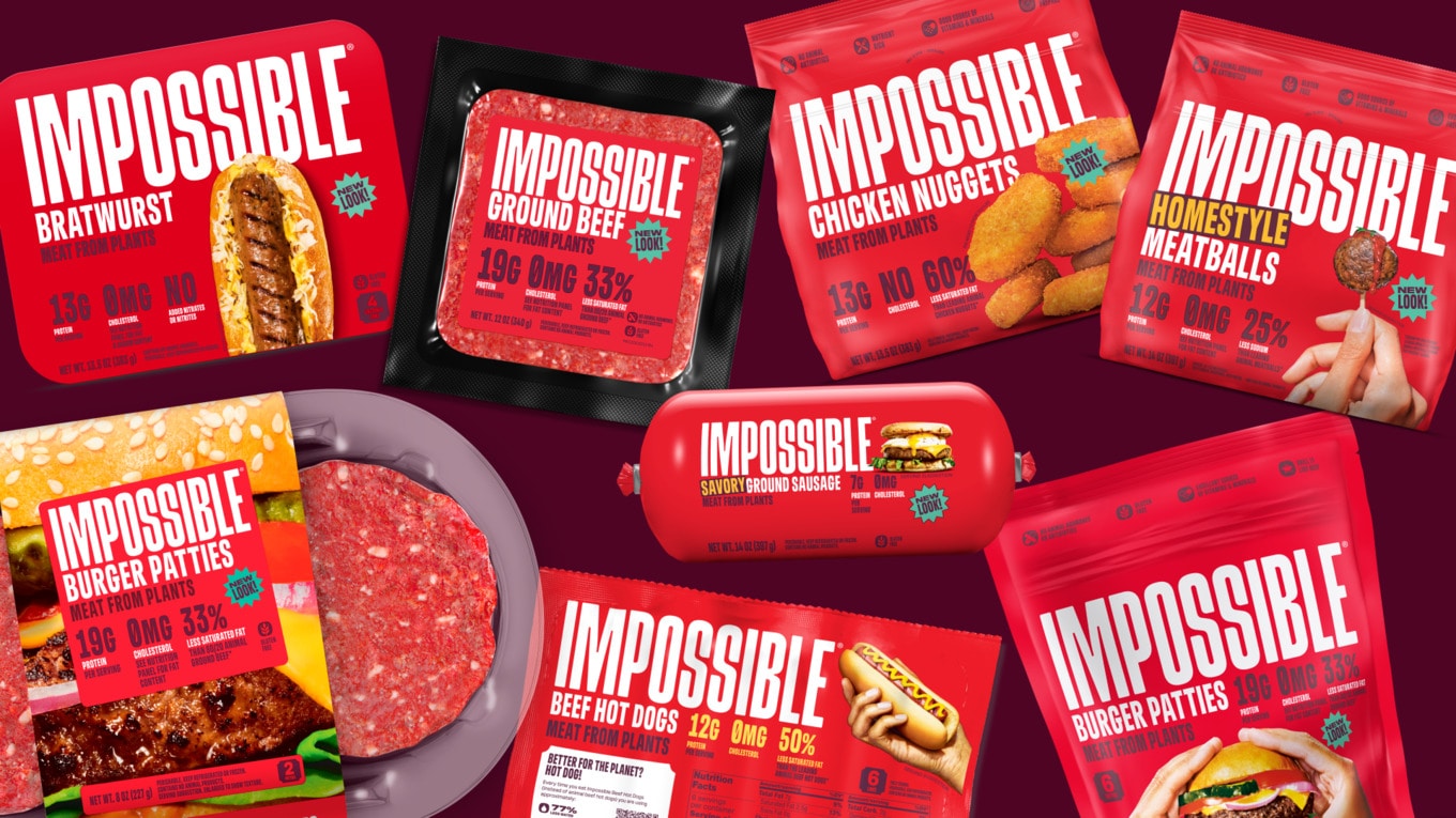 Produktfoto: Impossible Foods Flera röda förpackningar av växtbaserade produkter som ligger huller om buller.