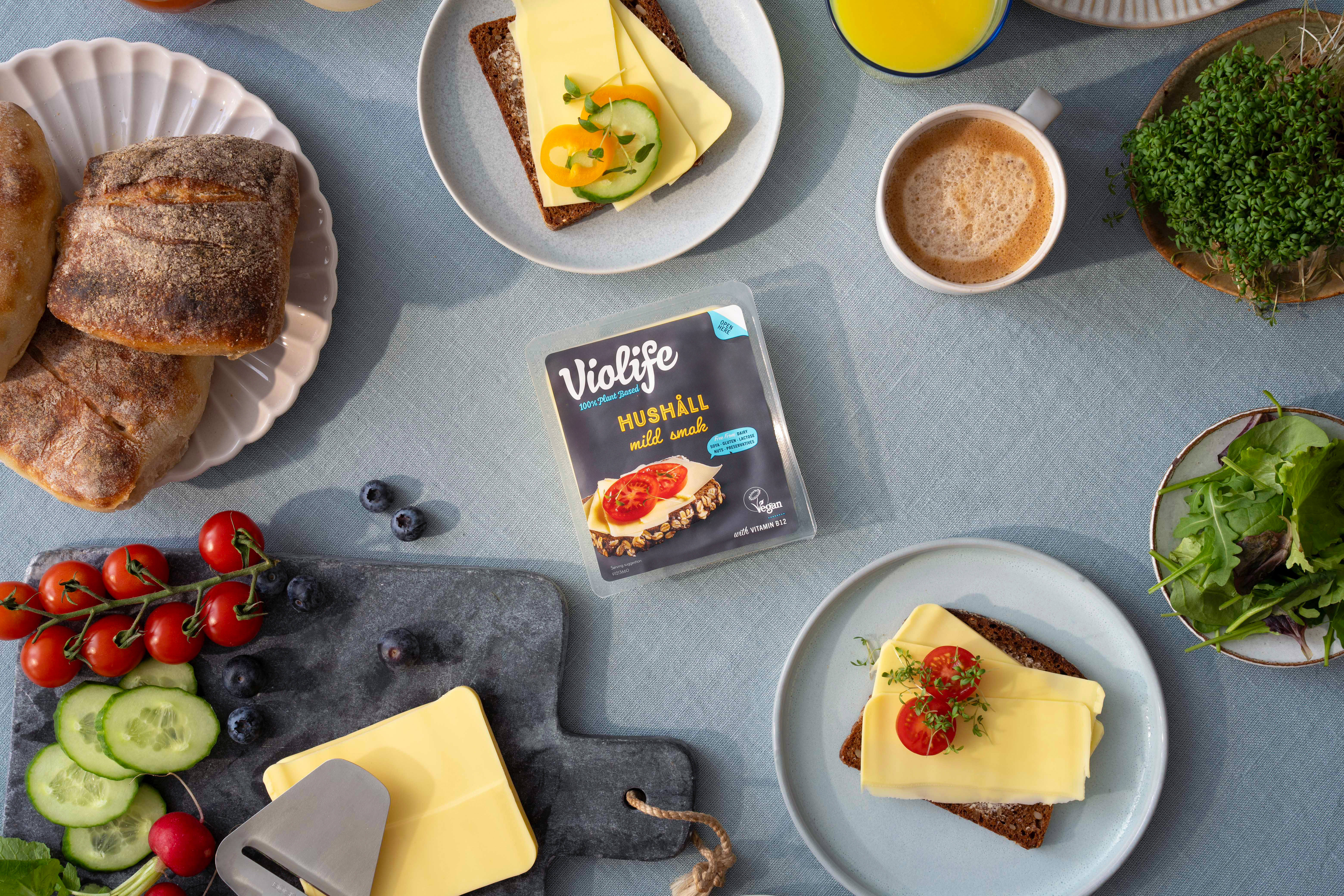 Produktfoto: Violife ett frukostbord med bröd, tomater, gurka, grönt och växtbaserad ost