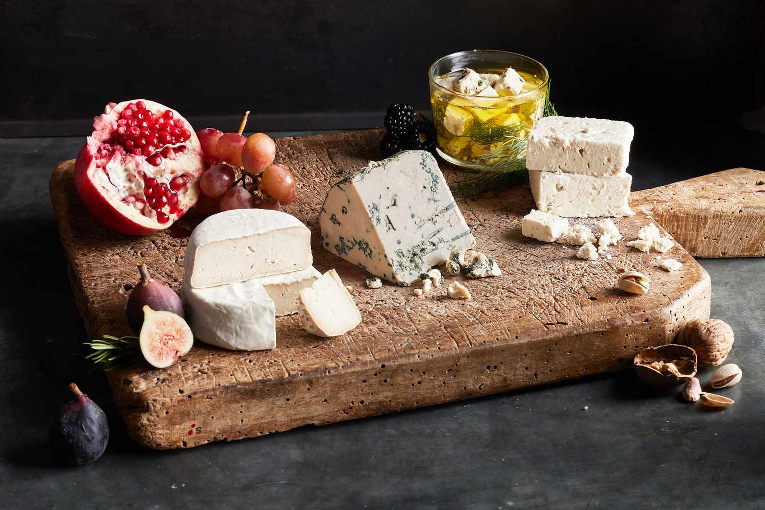 Produktfoto: Climax Foods Flera olika veganska ostar på en skärbräda.