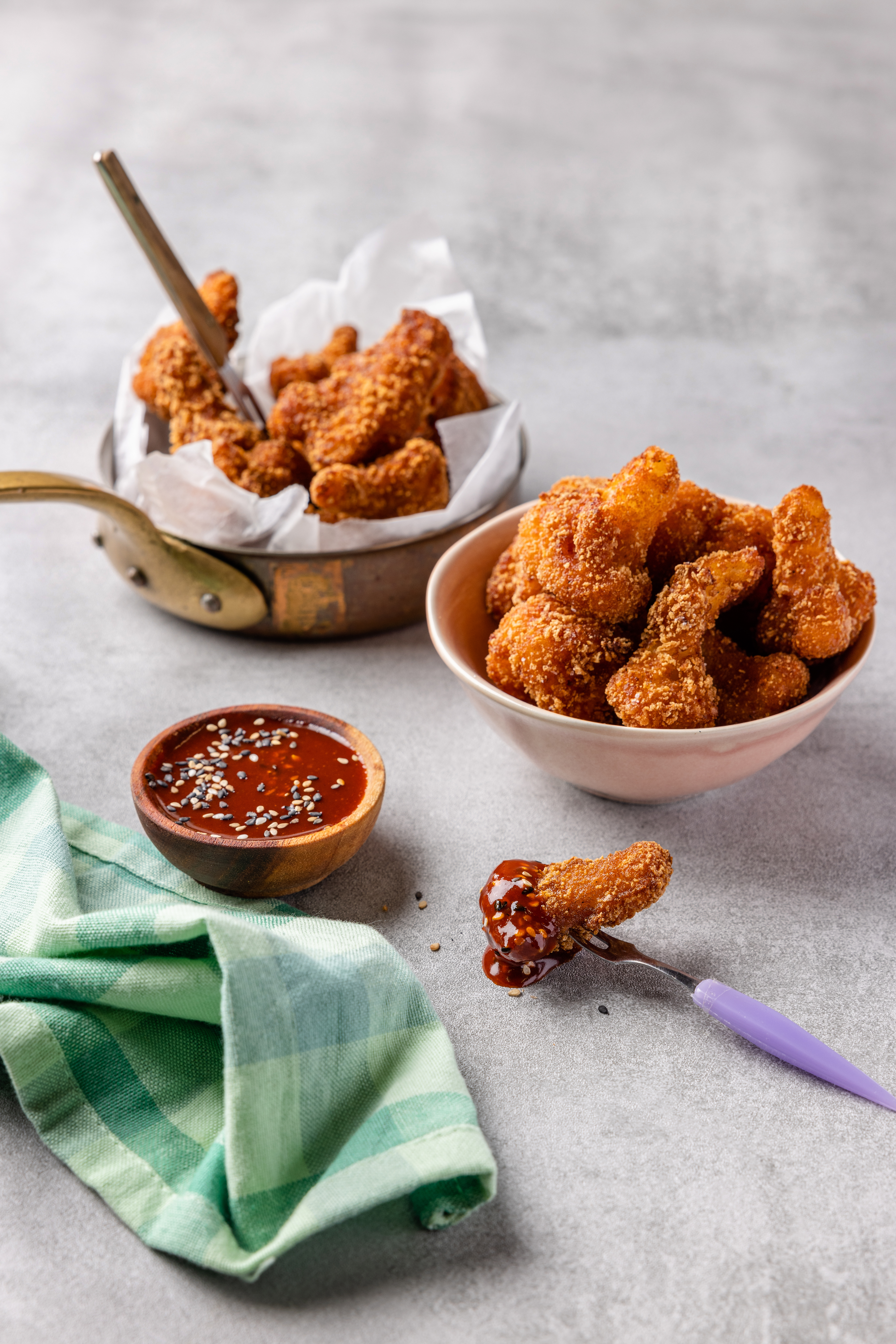 Produktfoto: Apetit Två skålar med friterad blomkål i, samt en mindre skål med sås.