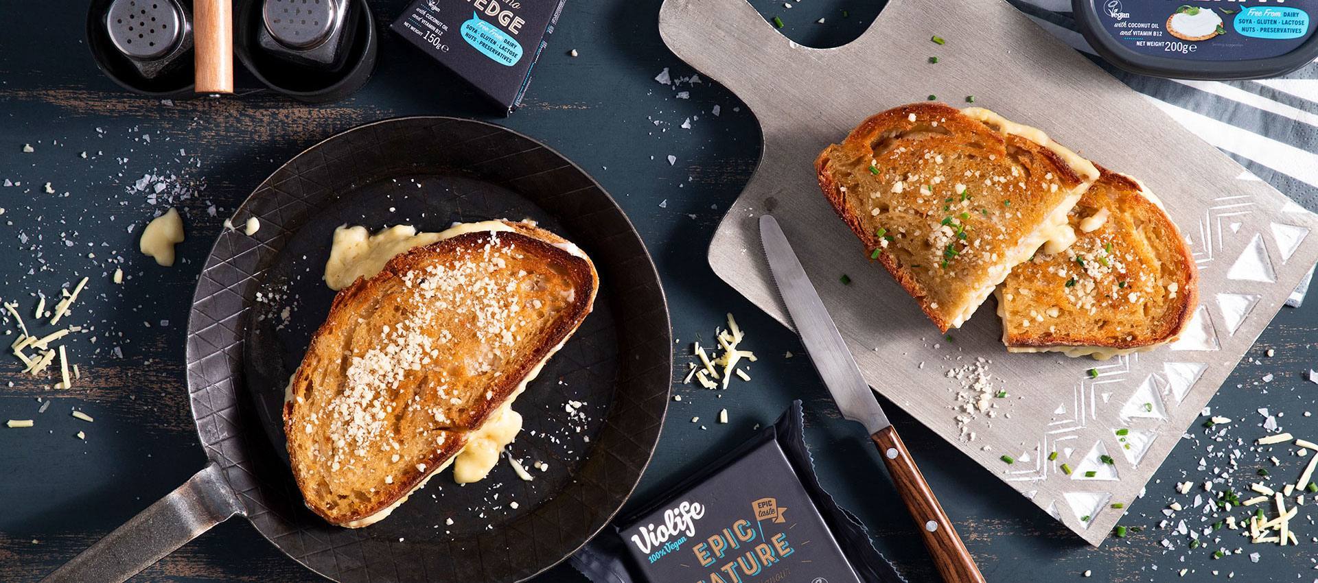 Produktfoto: Violife Vegansk toast i en stekpanna och en på en skärbräda