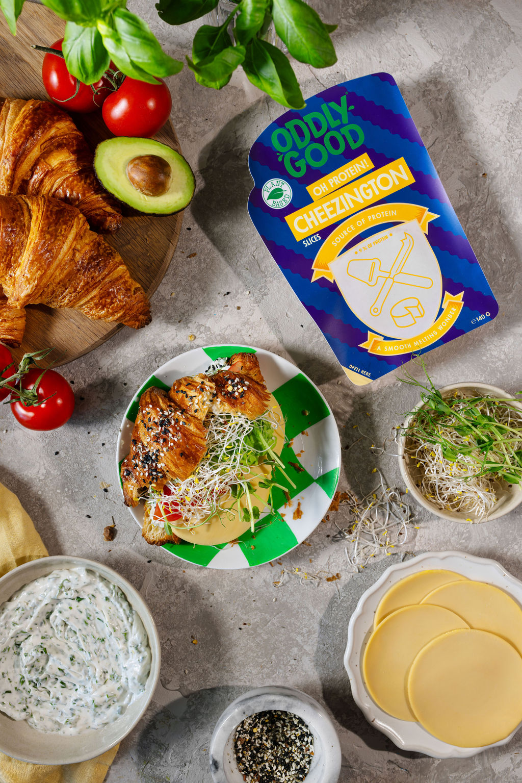 Produktfoto: Oddlygood Ett frukostbord med gifflar, grönsaker och växtbaserad ost