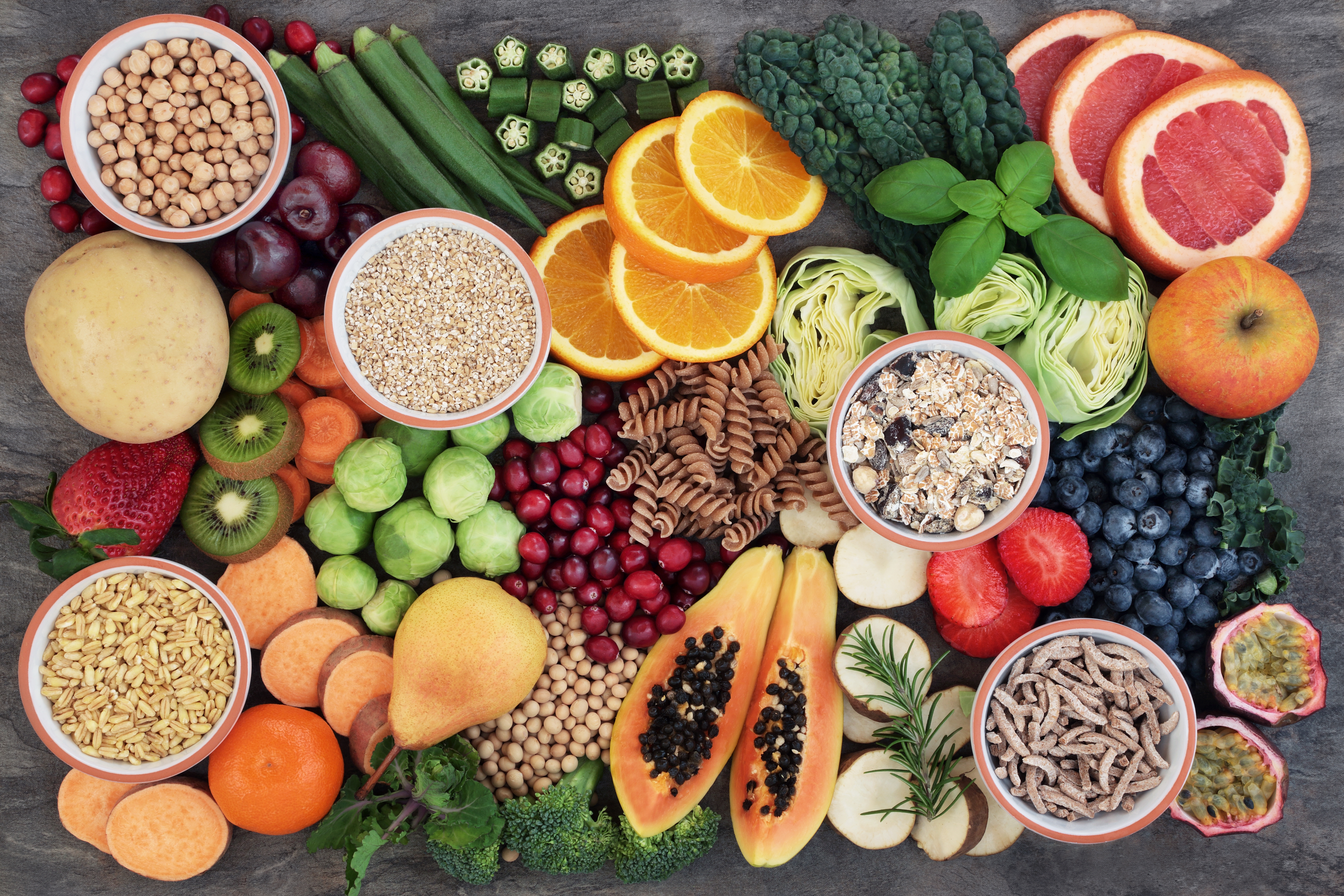 Foto: Vibe Images/Shutterstock Health food concept for a high fiber diet with fruit, vegetables, cereals, whole wheat pasta, grains, legumes and herbs.