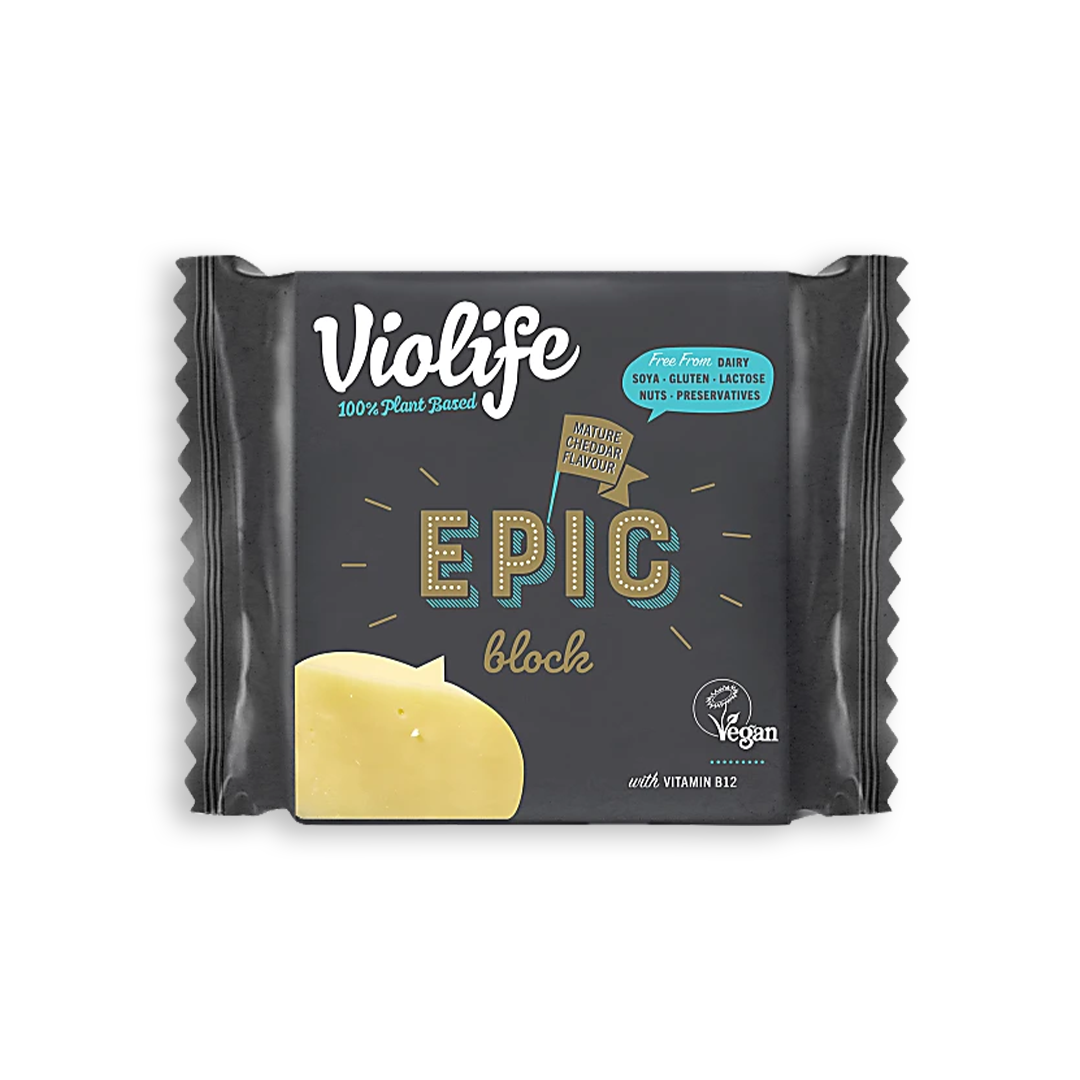 en vegansk ost mot en vit bakgrund
