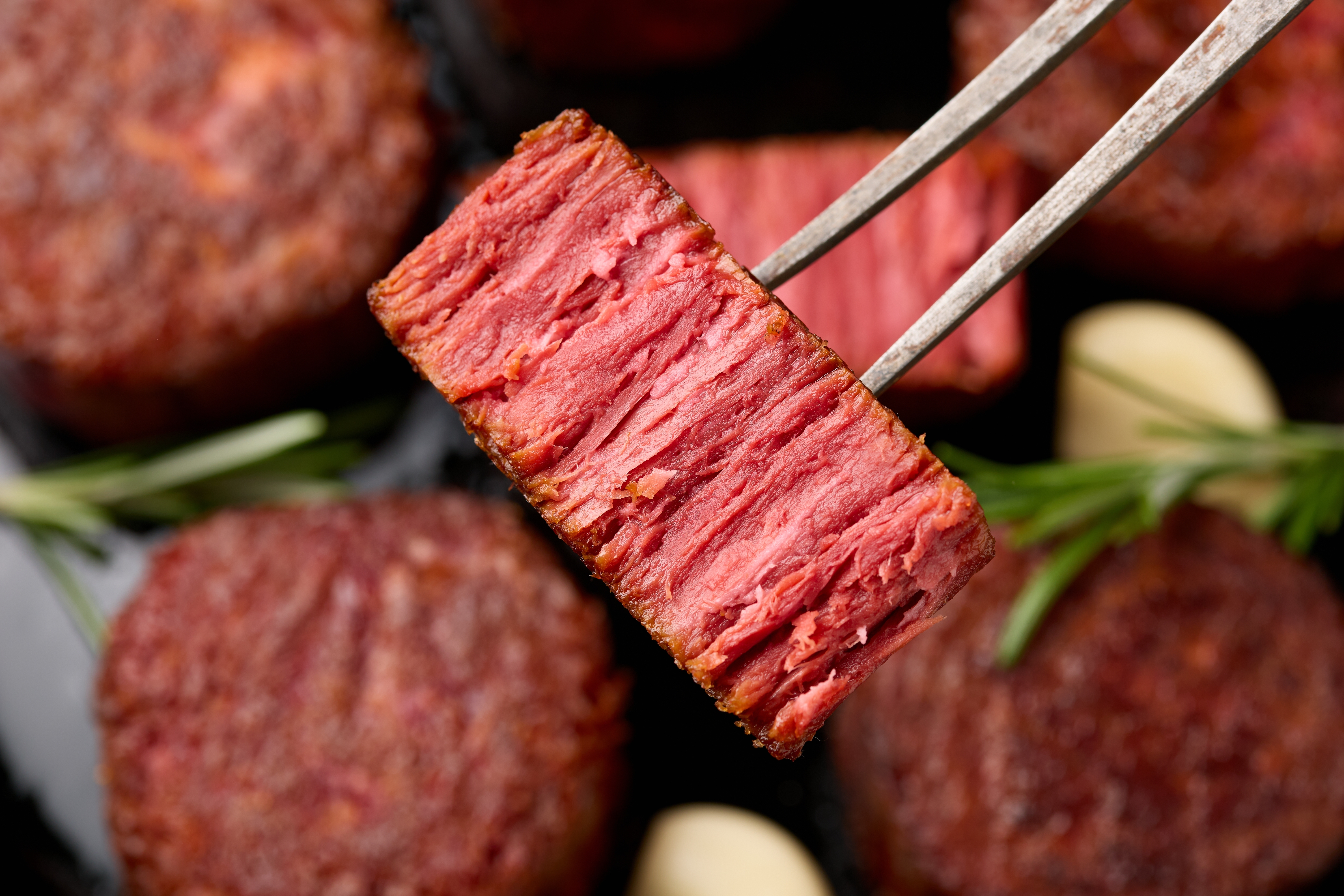 Foto: DronG/Shutterstock Slices of plant based vegan meat steak on meat fork. Alternatives meat. Eco friendly healthy food,