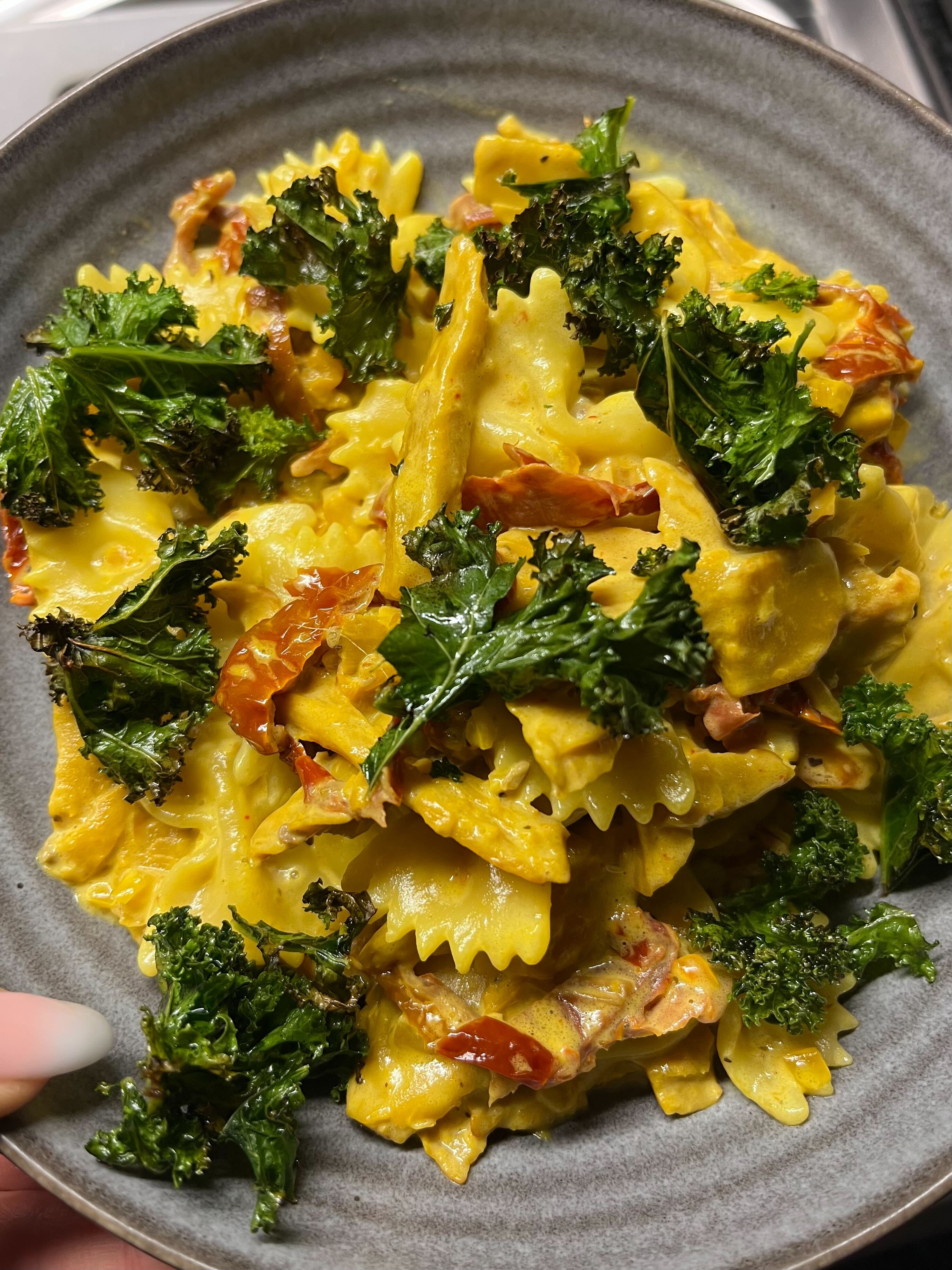Foto: Rebecca Johansson En djuptallrik med saffranspasta, grönkål och soltorkade tomater