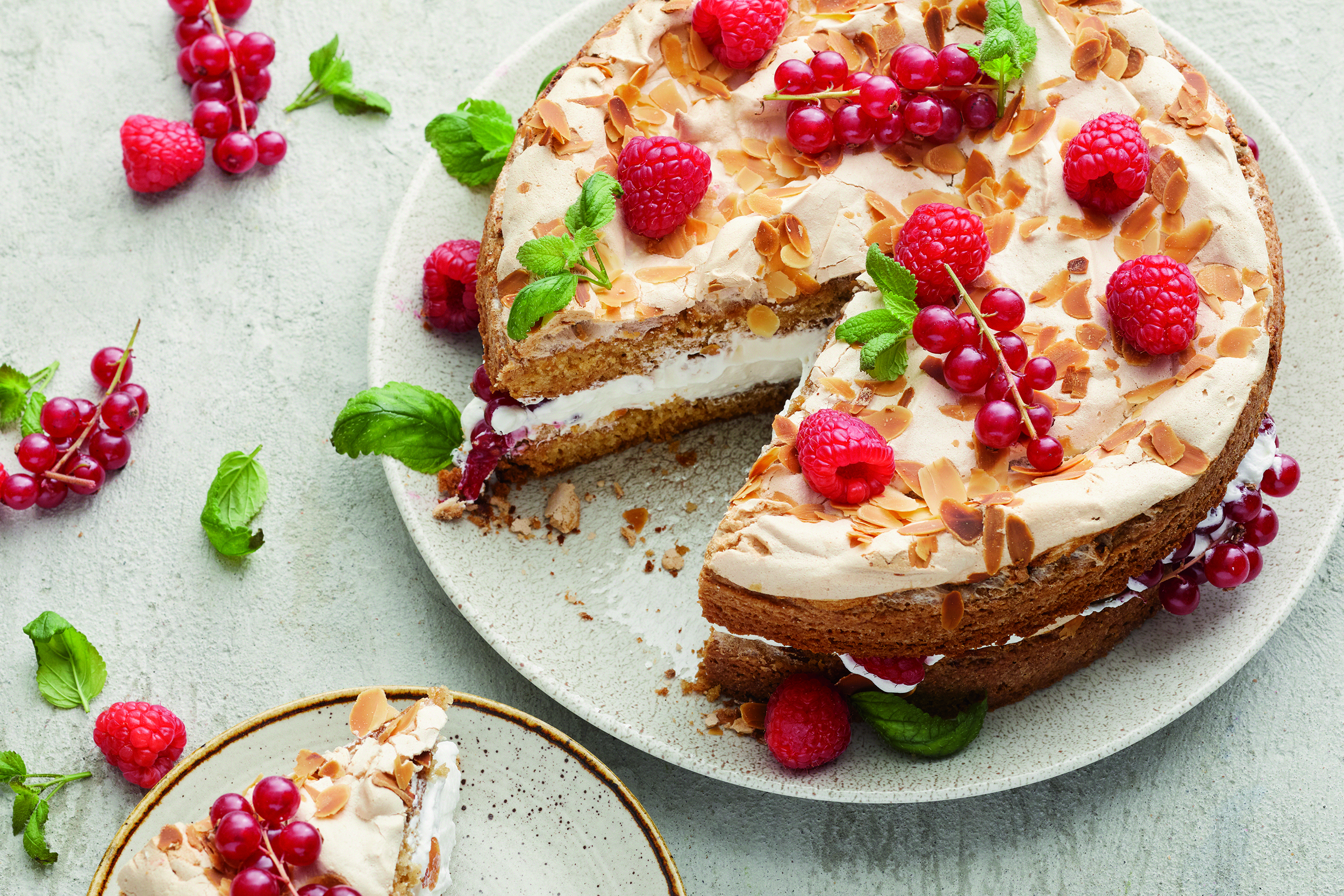 Produktfoto: Oddlygood Vegansk tårta med hallon och röda vinbär