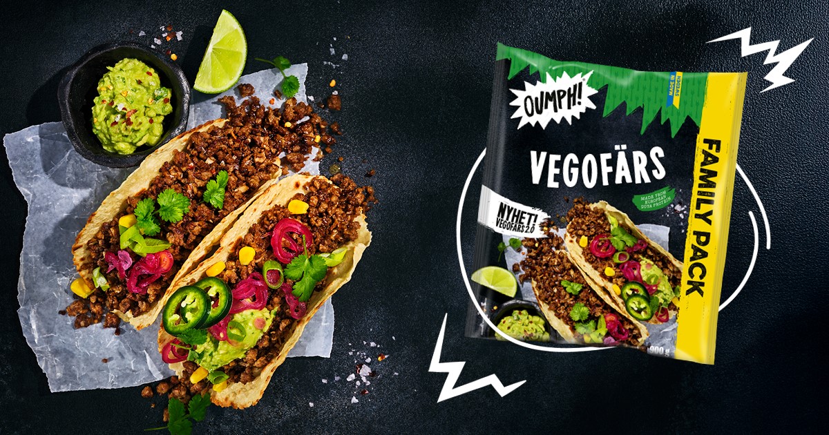 Produktfoto: Oumph! En delad bild där det är tacos på ena sidan och en paket vegofärs på den andra sidan på en svart bakgrund.