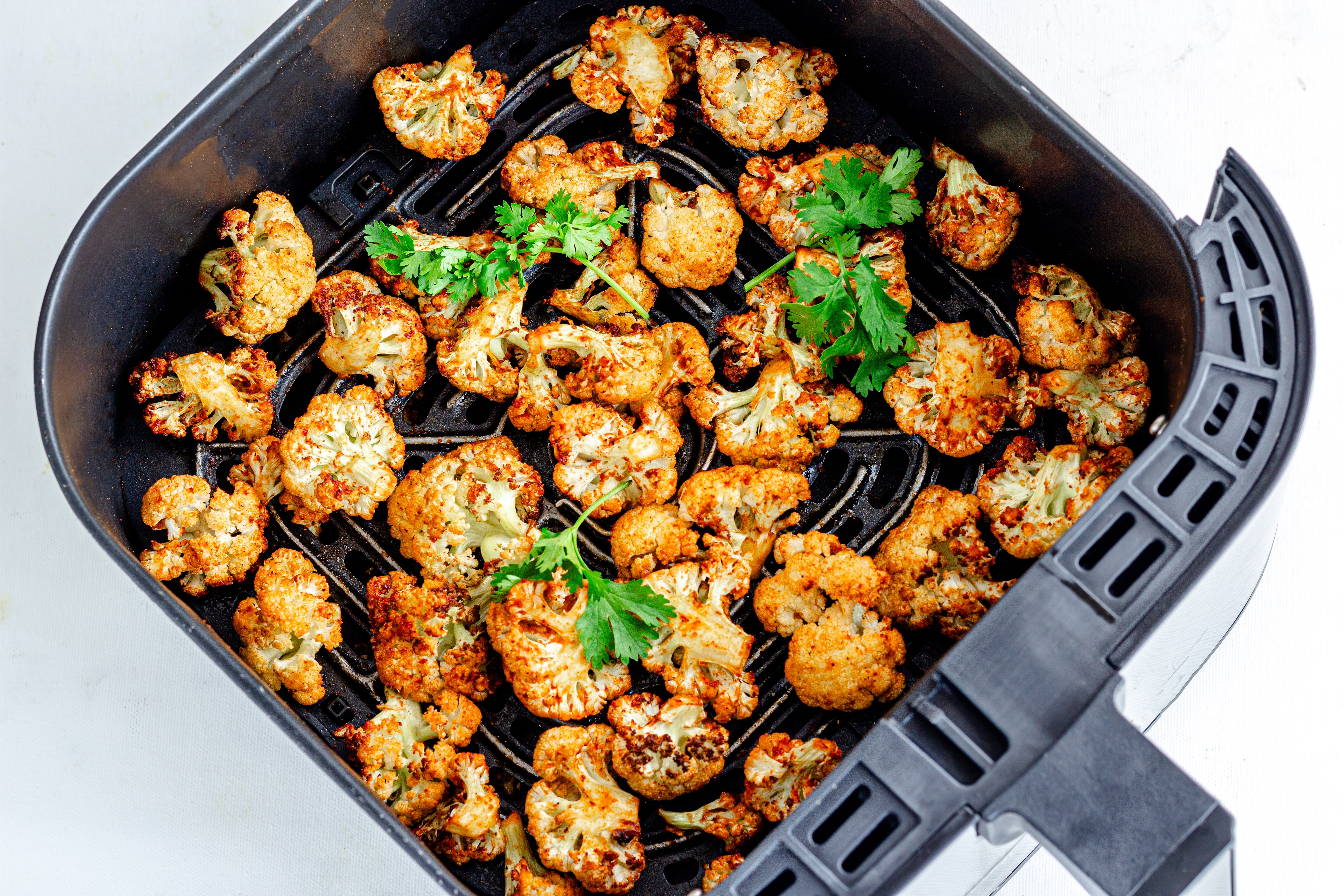 Foto: Ravsky/Shutterstock En airfryer med blomkål i