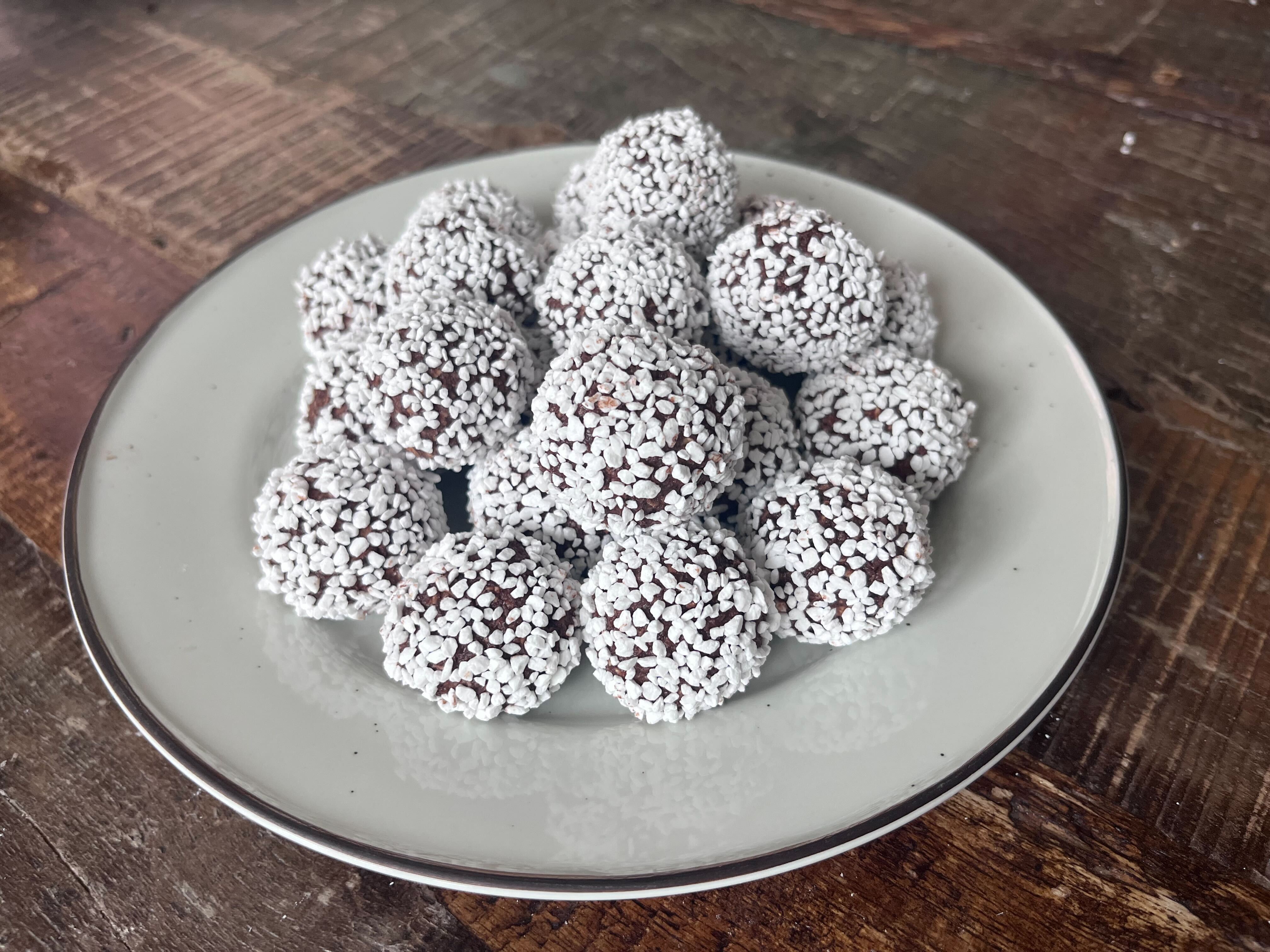 Foto: Rebecca Johansson Chokladbollar på ett fat