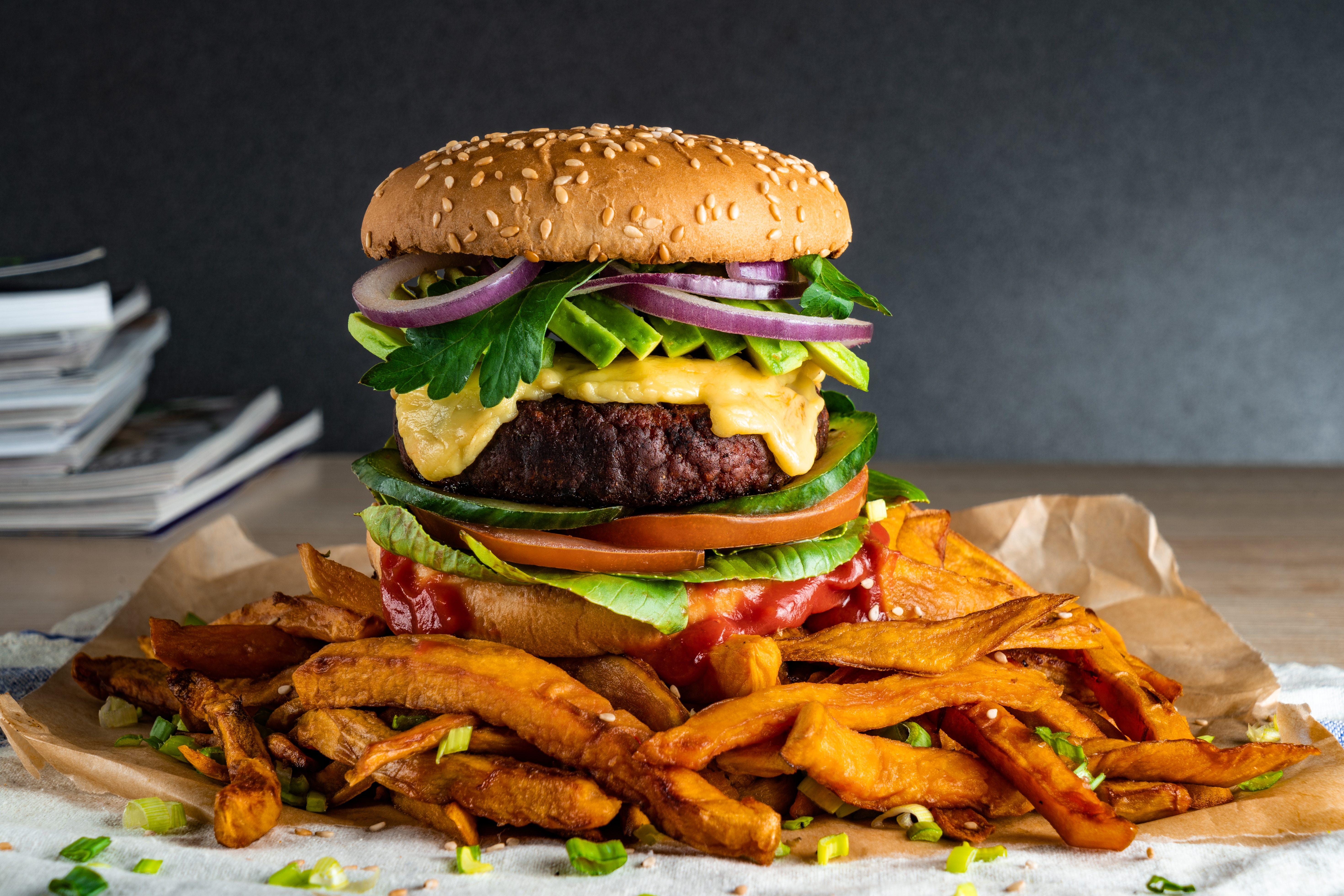 Foto: Aleksandr Kaloshin/Shutterstock Vegansk hamburgare med sötpotatispommes