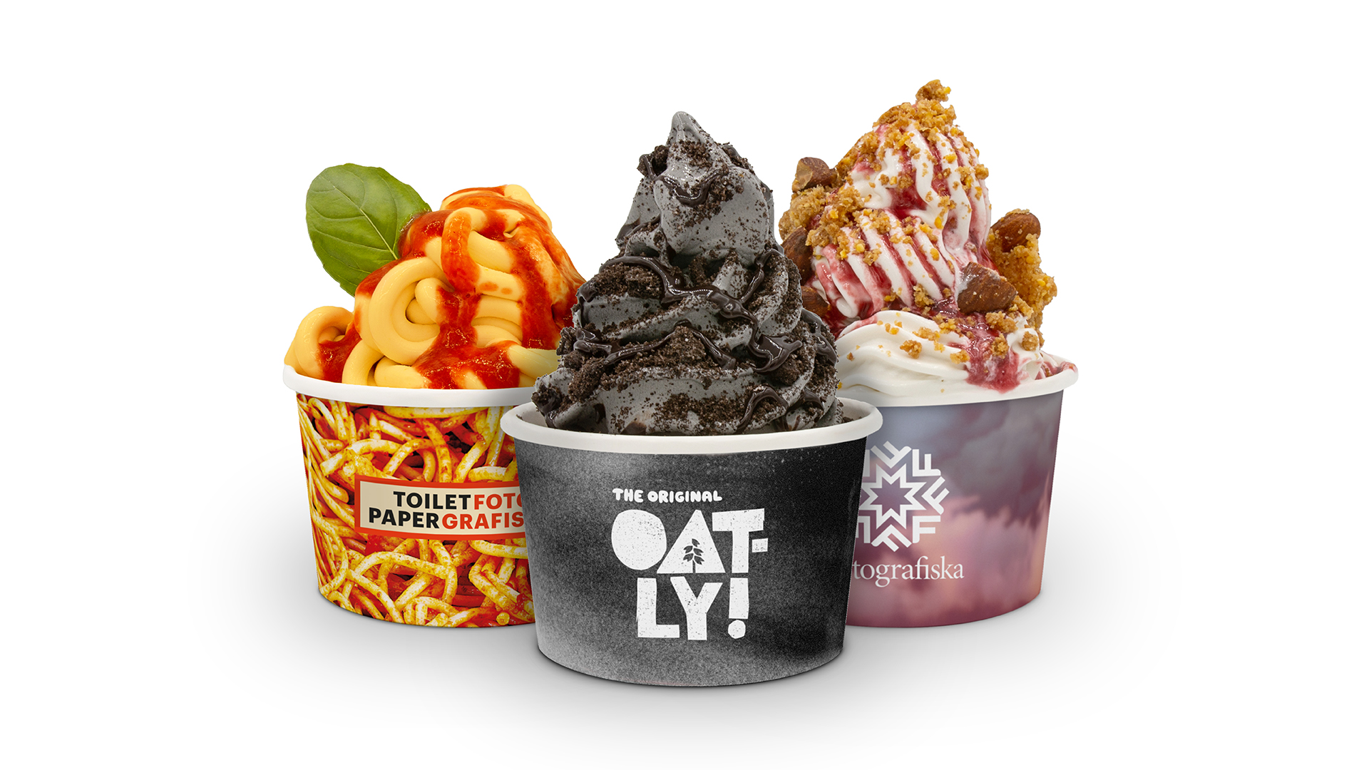 Produktfoto: Oatly Tre veganska mjukglassar i olika färger i bägare mot en vit bakgrund