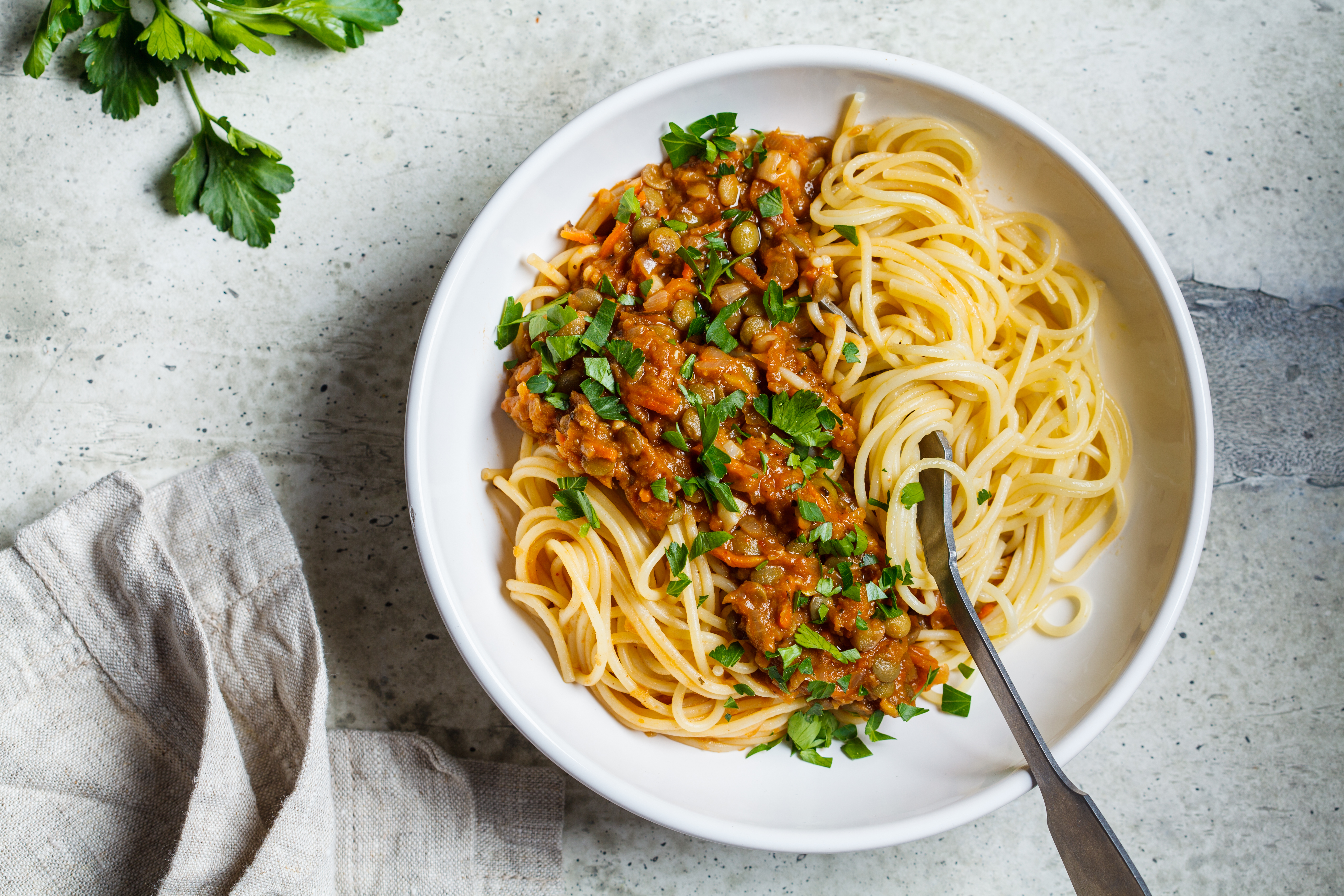 Foto: Nina Firsova/Shutterstock Vegansk bolognese på linser med spaghetti i en vit tallrik på ett bord