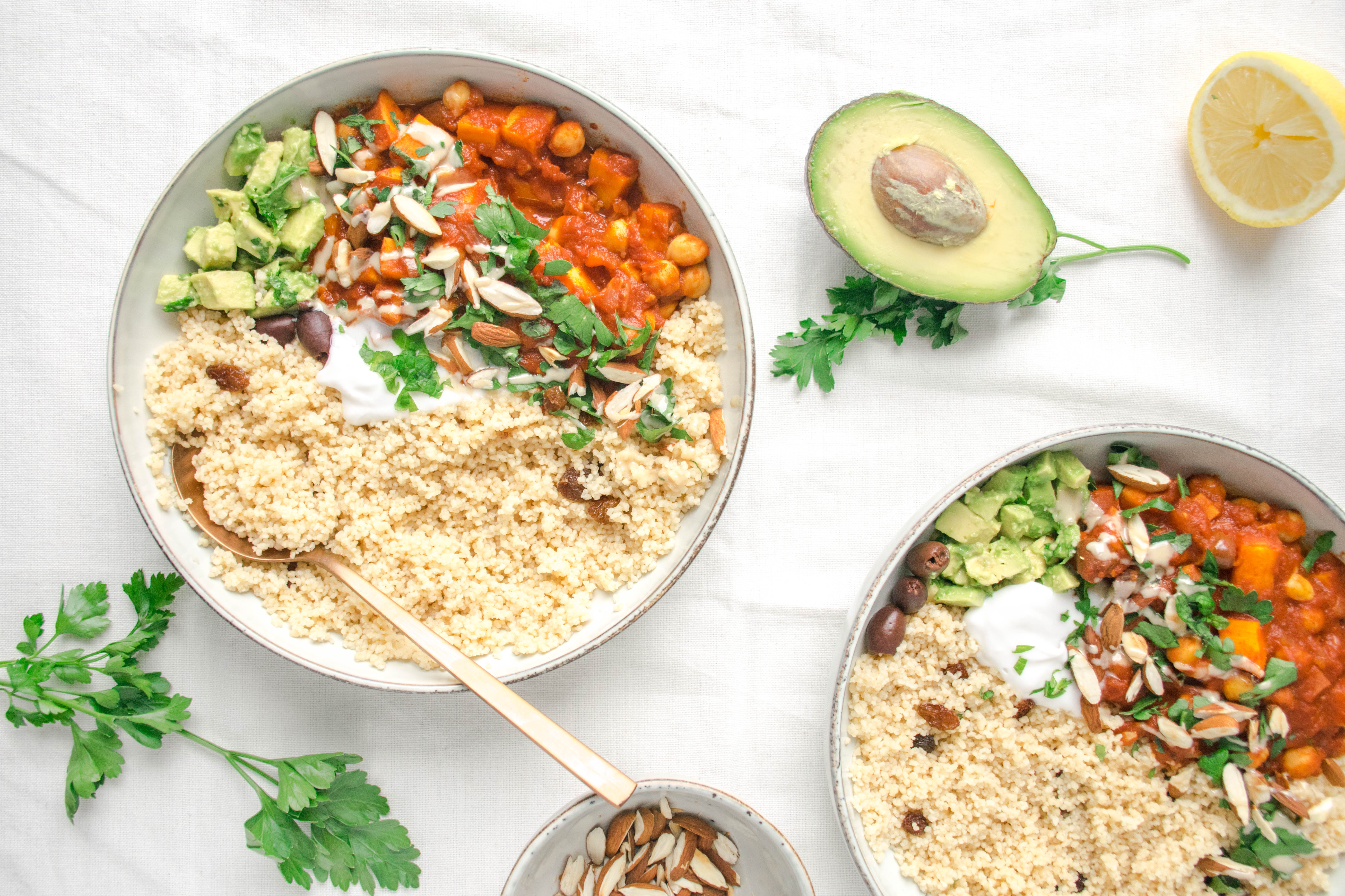 Foto: MerelvR/Shutterstock marrokansk mat med couscous och kikärtsgryta
