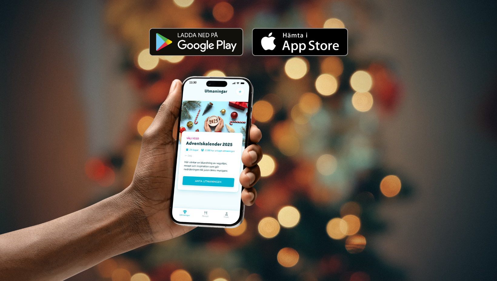 En hand som håller upp en smartphone mot en julbakgrund