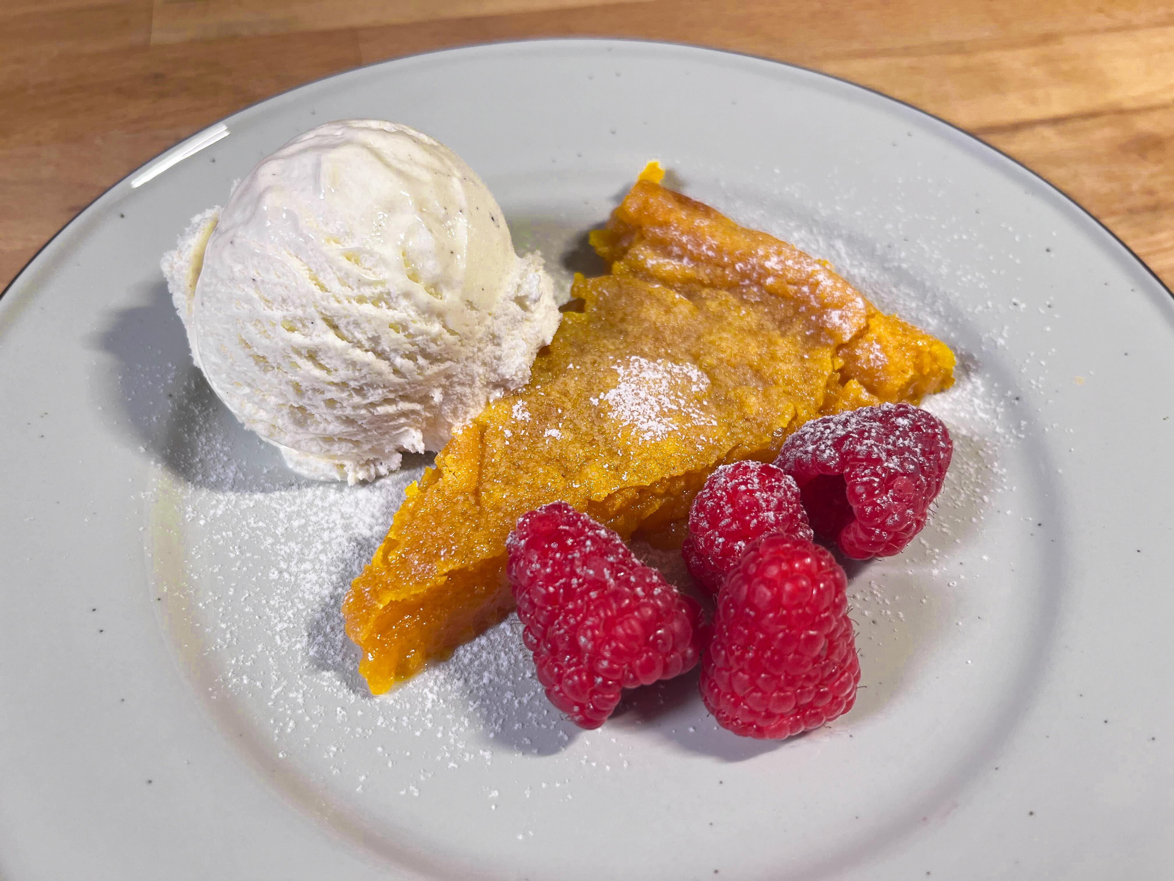 Vegansk kladdkaka med vegansk vaniljglass och hallonF