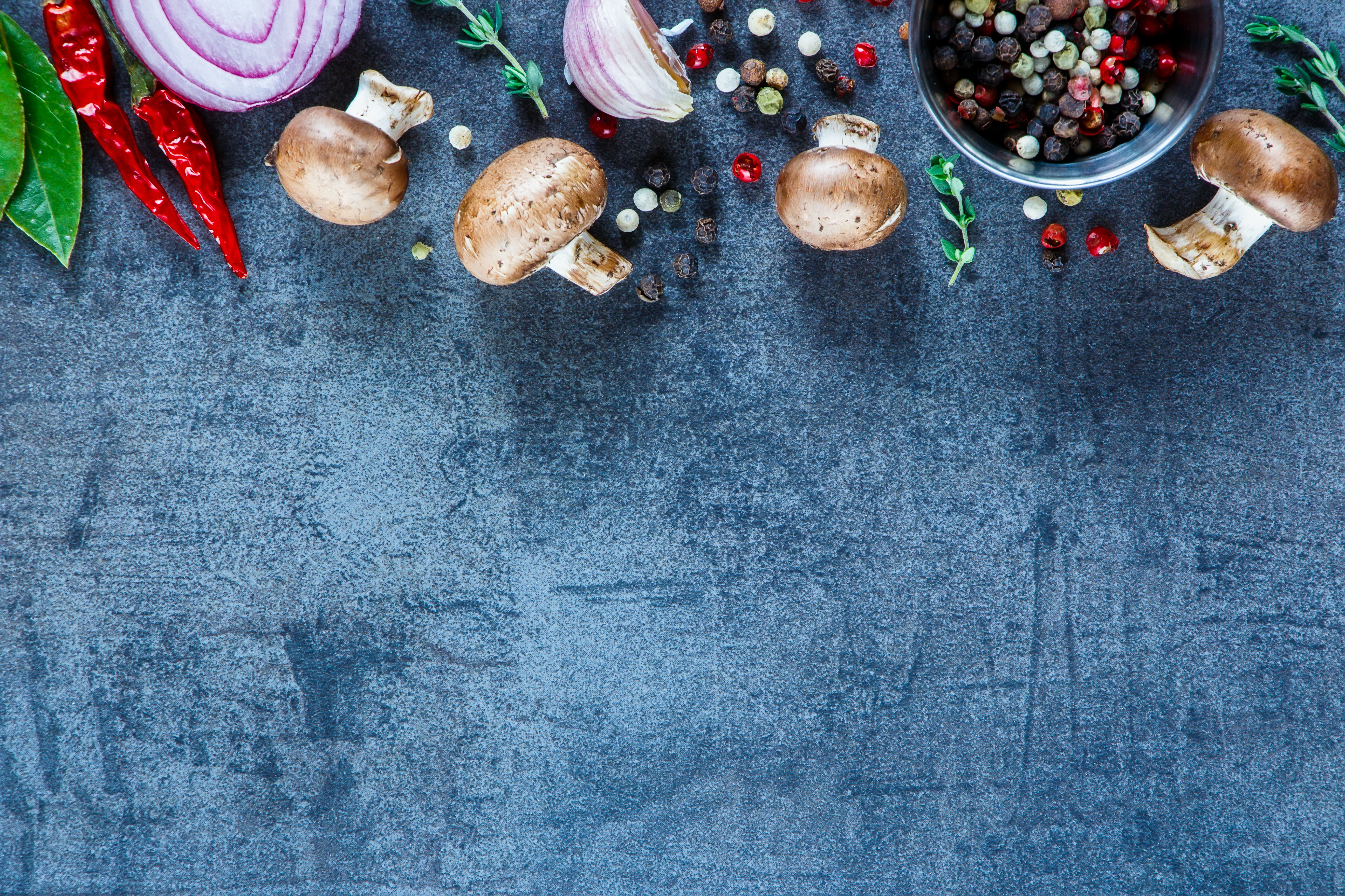Foto: Shutterstock, Yuliya Gontar Bild på mörk bakgrund och champinjoner, chili, peppar och flingsalt