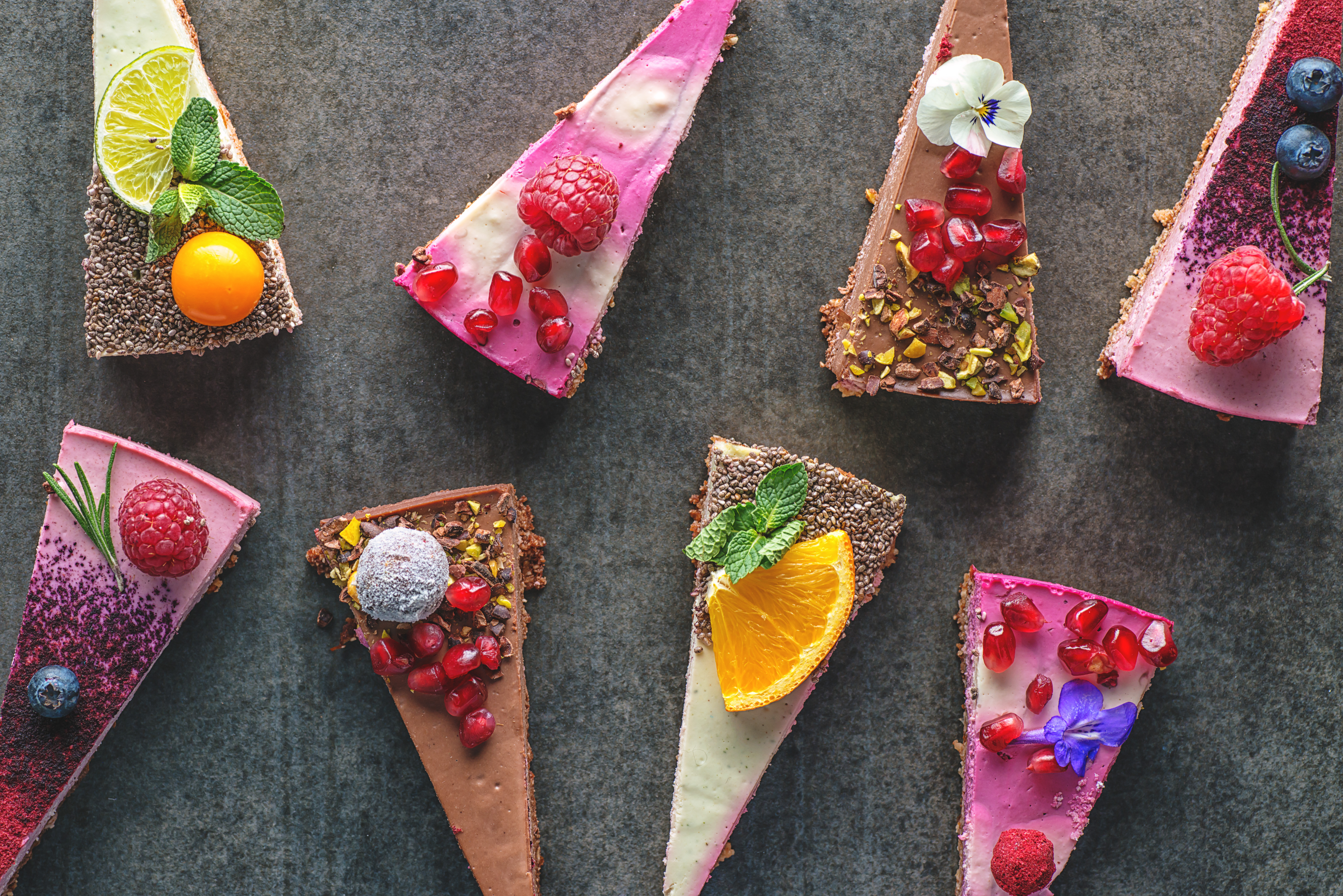 Foto: shutterstock Martin Gaal Bild på åtta bitar rawfood tårta i olika färger