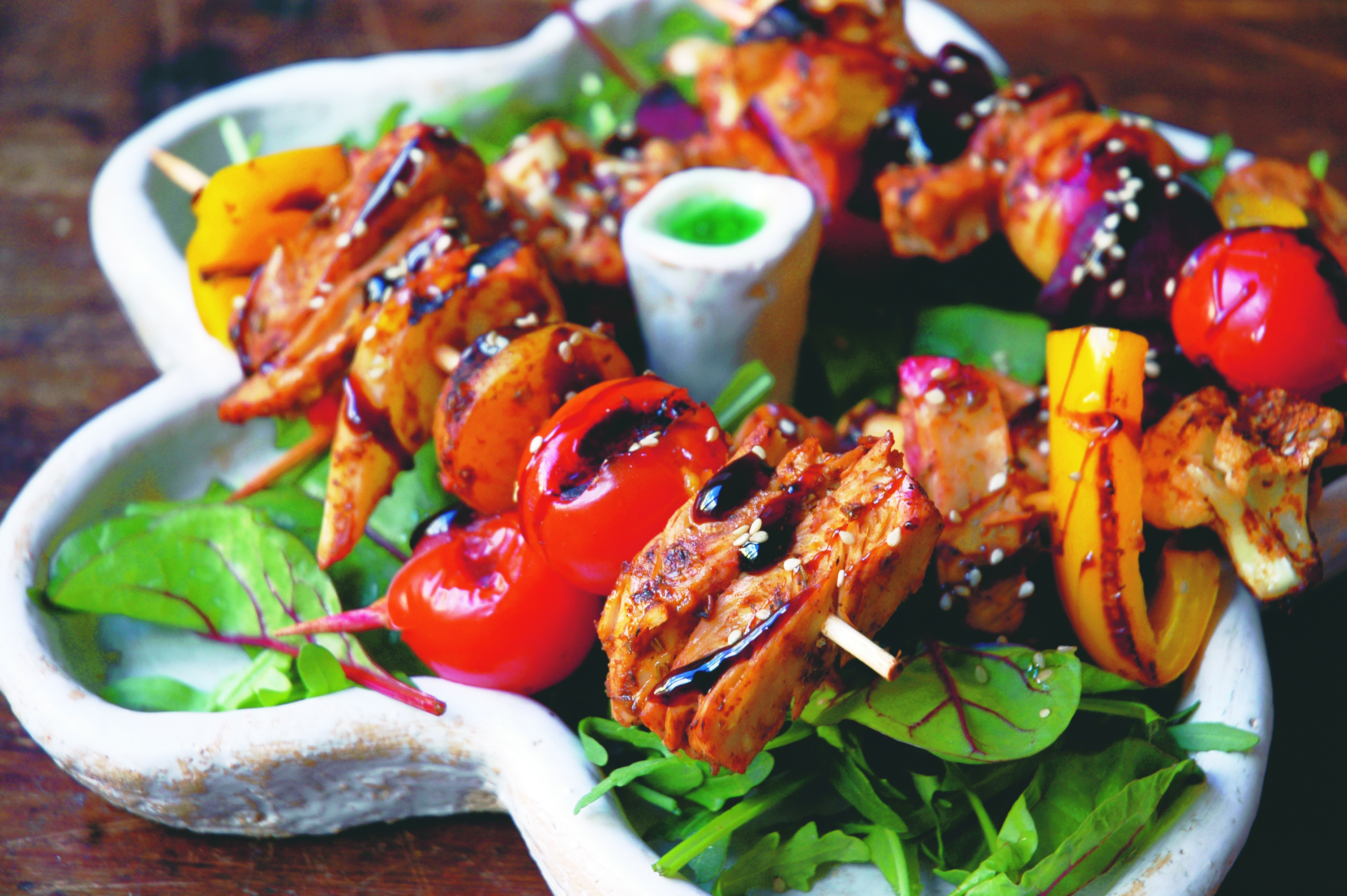 Grillspett i BBQ-marinad Grillspett i BBQ-marinad med sallad på ett vitt fat