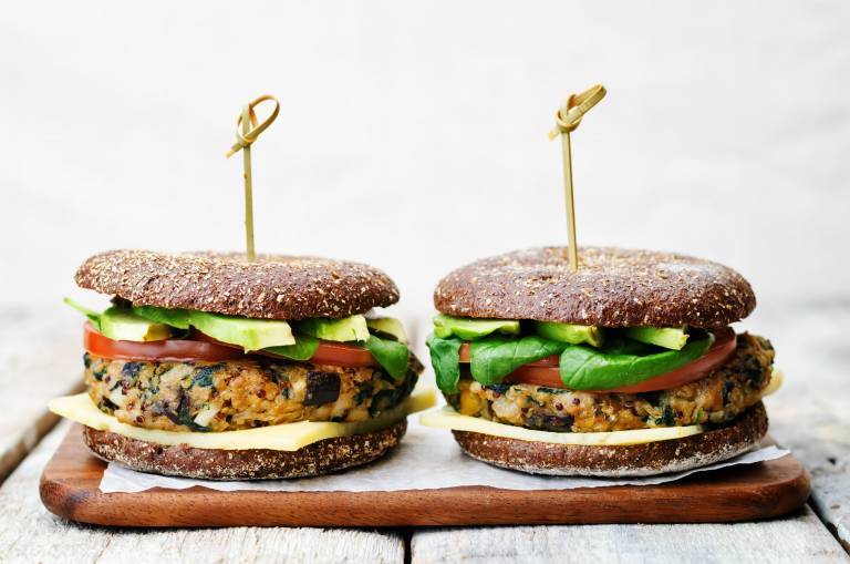 Bild på två veganska smörgåsar 
