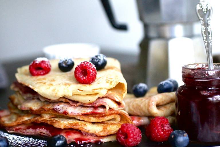 Veganska pannkakor dekorerade med blåbär och hallon.