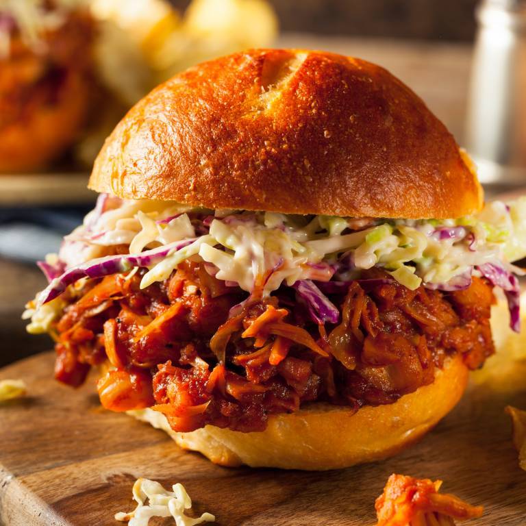 Vegan jackfruit burgare med coleslaw 