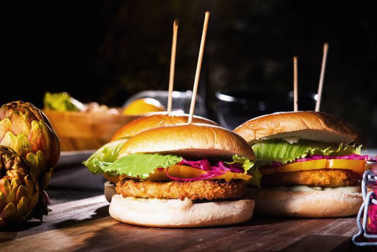 Veganska "chickenburger" på ett bord 