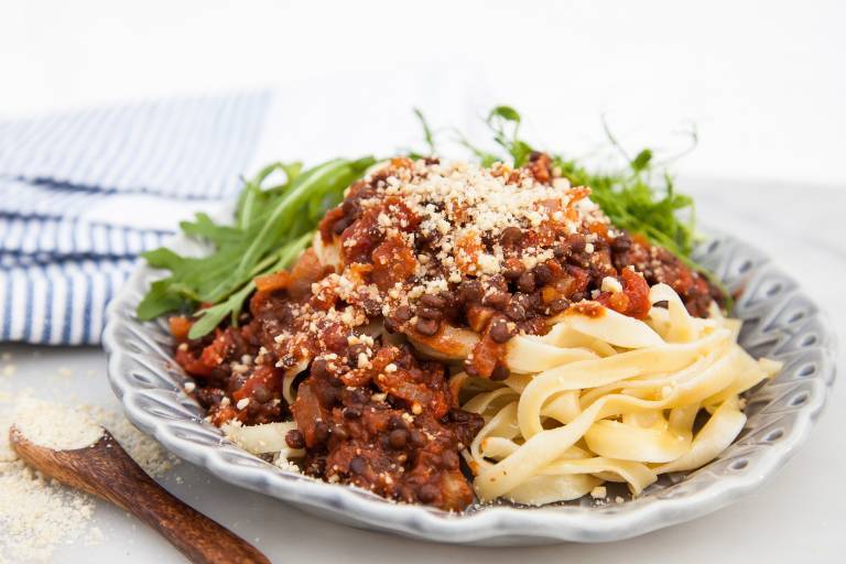 vegansk pasta bolognese på en tallrik 