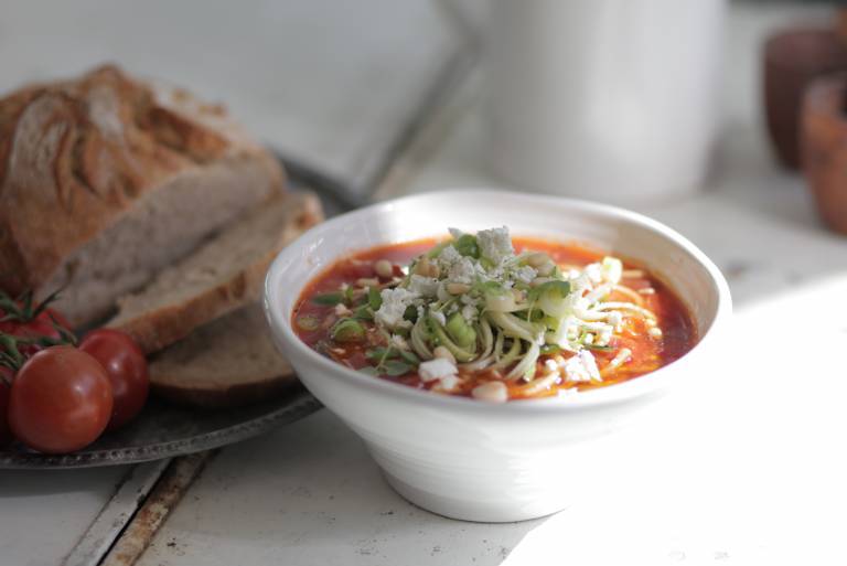 Vegansk tomatsoppa i en vit skål 