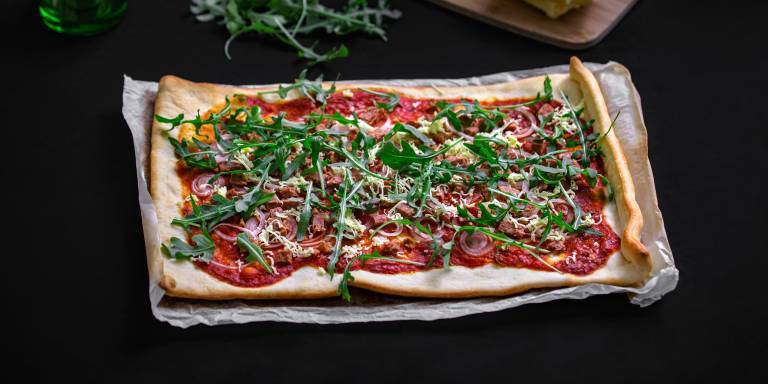 Veganska vesuvio pizza på ett bord 