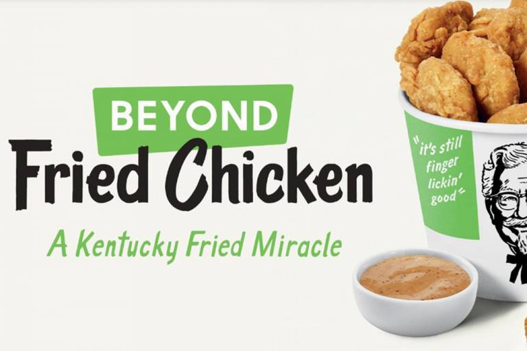 Texten Beyond - Fried Chicken. Intill en bägare med veganska nuggets. 
