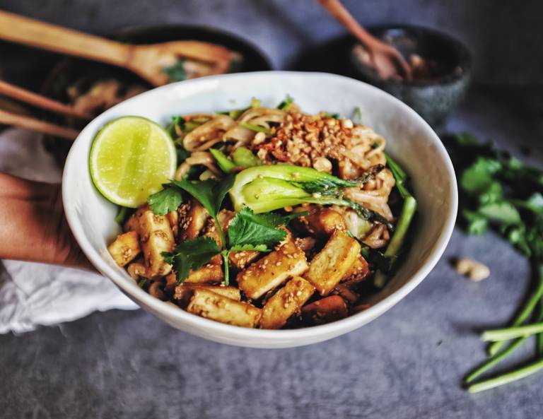 Bowl med marinerade tofu och nudlar