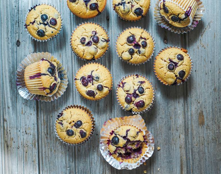 Veganska muffins på ett bord 