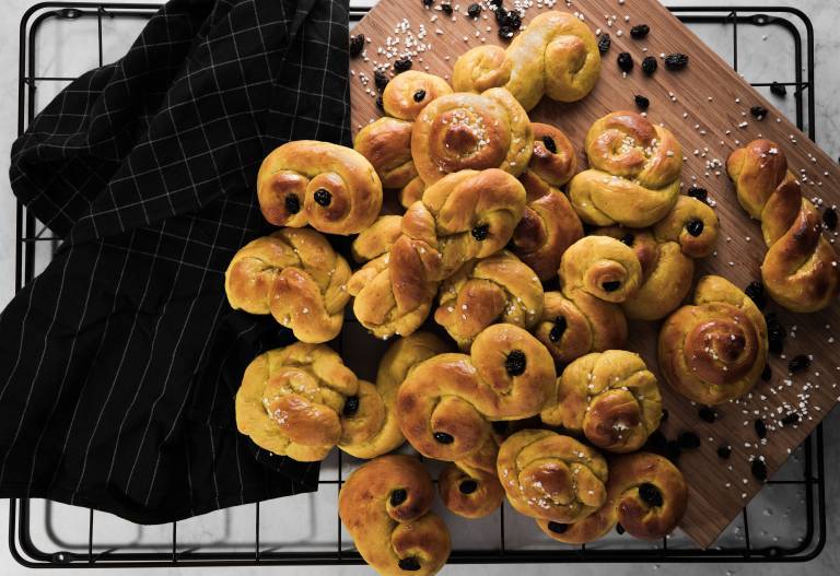 Veganska lussebullar på en bräda 