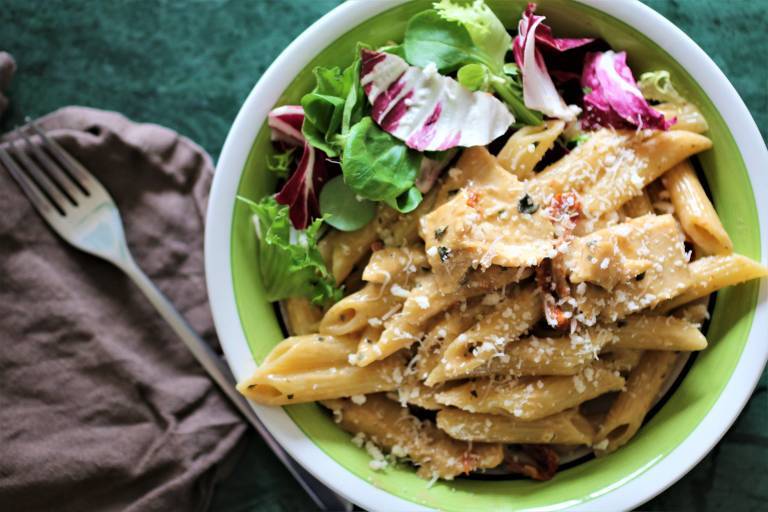 Vegansk kycklingpasta med soltorkade tomater