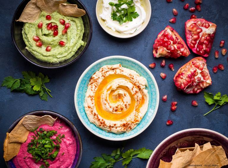 Vegansk hummus och diverse på ett bord