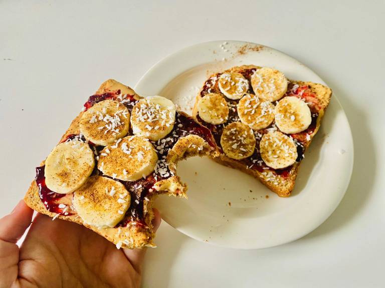 jordnötssmör, drottningsylt och banan på macka