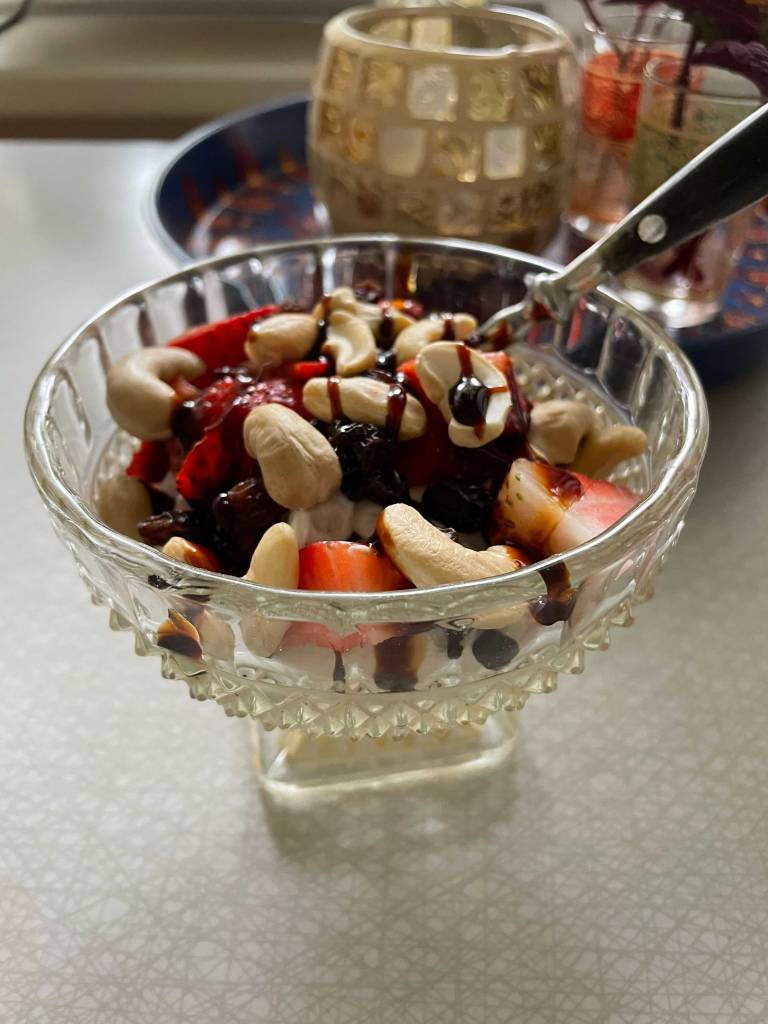 Havregurt med dadelsirap, cashewnötter, jordgubbar och russin